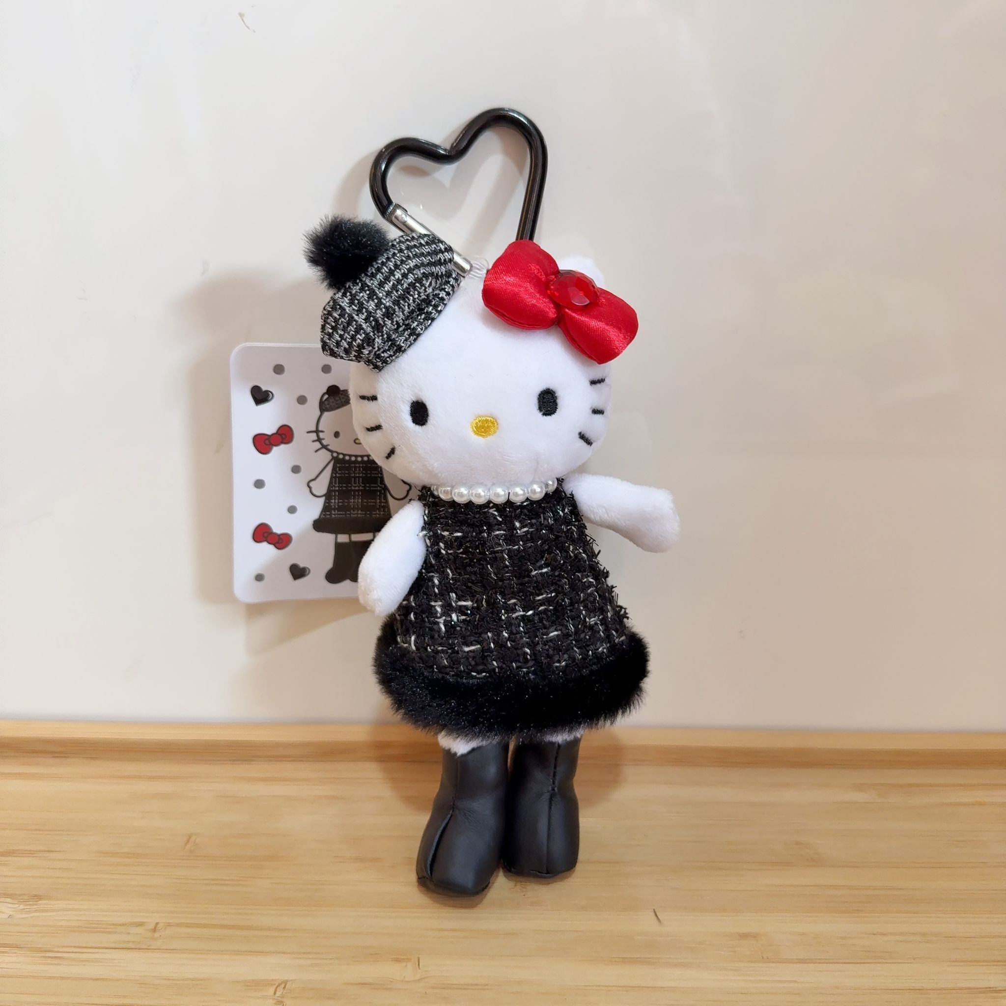 25147 Sanrio Hello Kitty 長腿系列掛飾 D 黑色絨毛裙 #JP-NIC25-KT55-14