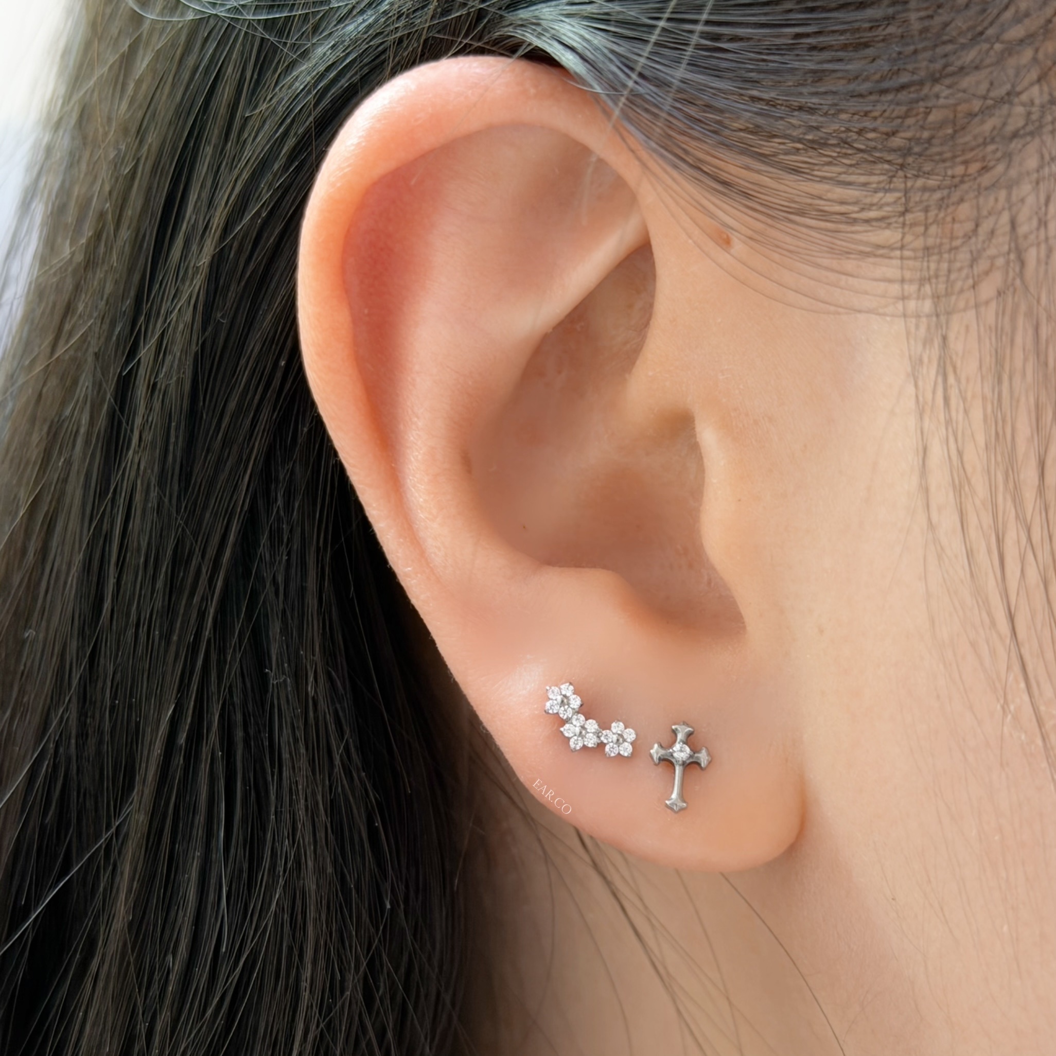 超迷你精緻三連小花平頭耳門/耳珠/耳骨釘 [G23 Titanium]