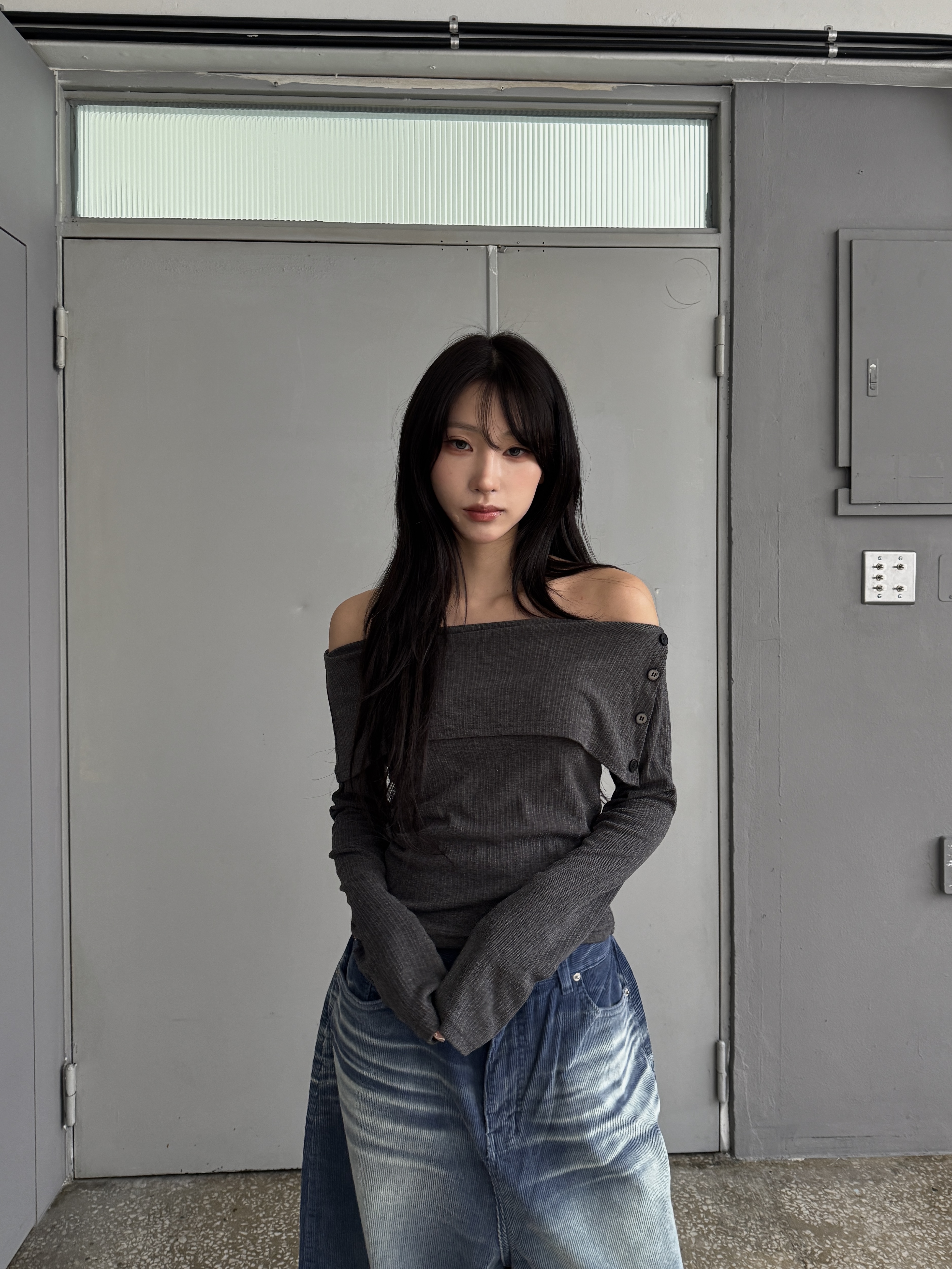 側鈕扣 一字領露肩針織長袖