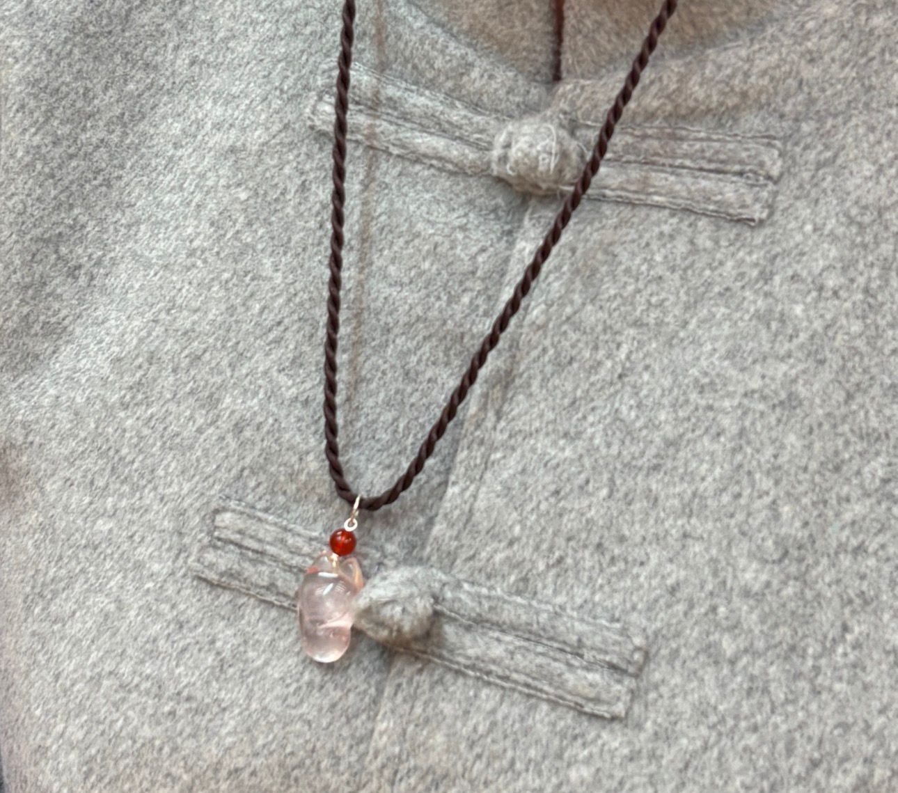 OTH-LLG0127-001 崑崙山開光粉晶狐仙吊墜【隨機款】(有繩) (A1)