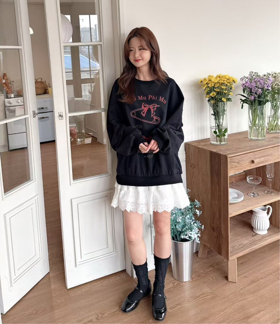 蝴蝶結別針拚愛心緹花擺短洋裝