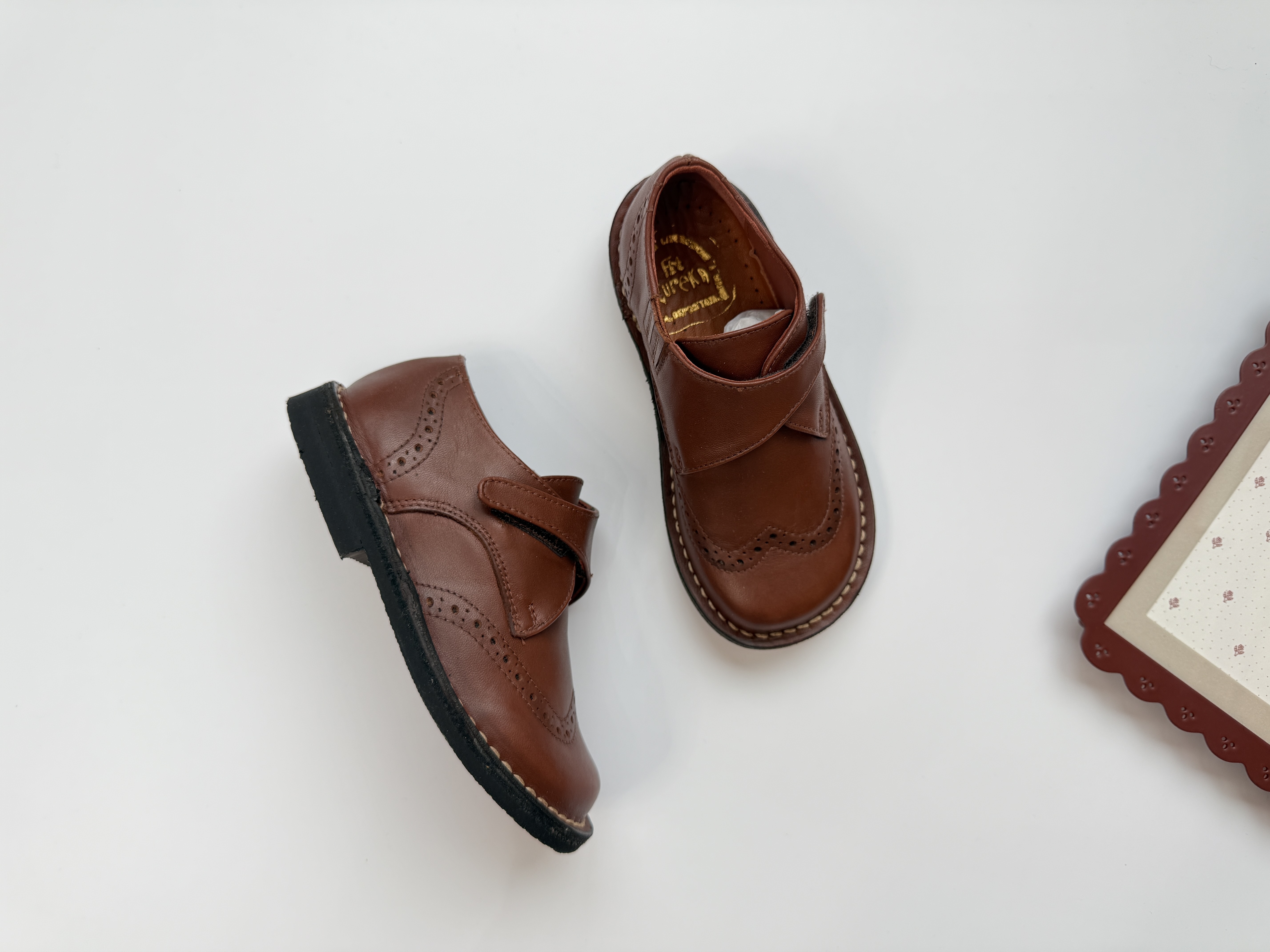 （預購）EUREKA 真皮側釦雕花皮鞋 （魔鬼粘）