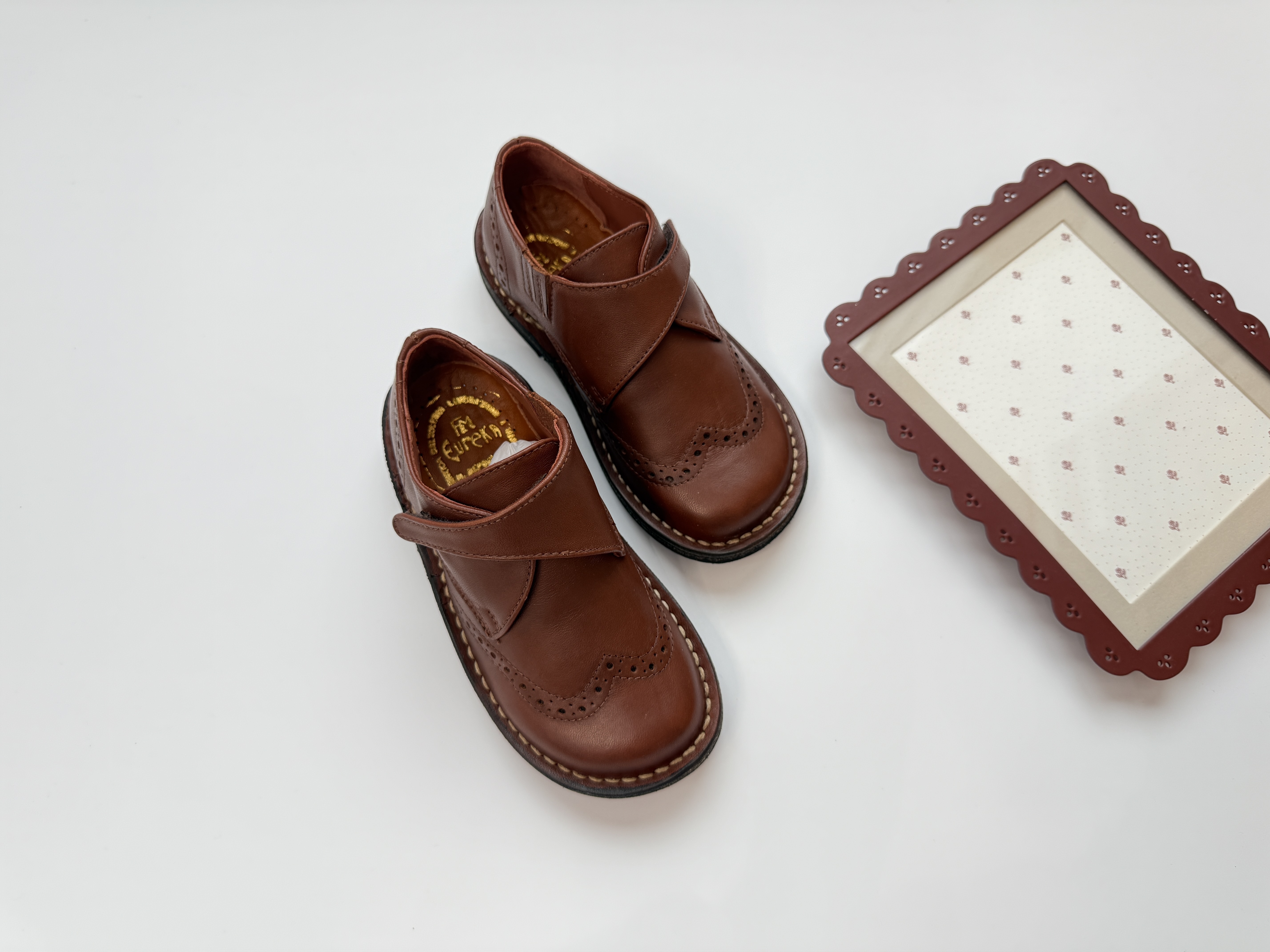 （預購）EUREKA 真皮側釦雕花皮鞋 （魔鬼粘）
