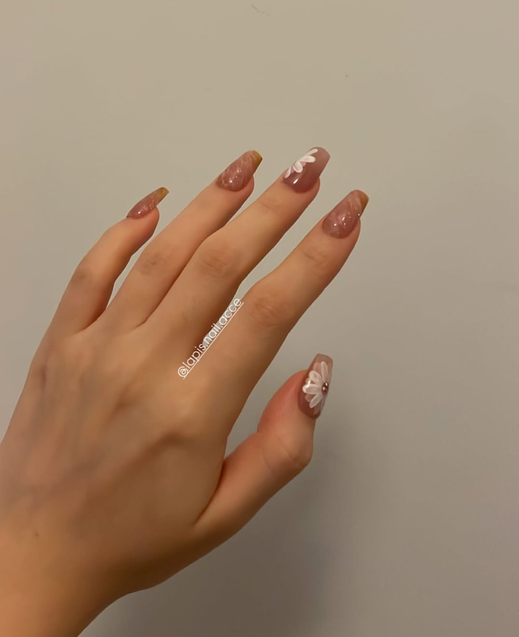 尼款甲 雖然望落系簡單款式 但系「 重手工 又易襯衫」嘅甲甲 喔🤗🤗🤗仲有邊個未擁有佢🤭🤭🤭  尼款係我哋嘅 🌼The Daisy(2)🌼  系 lapis.nail.acce 嘅《大熱長青款式》 嘅 之一💕💕 〰️主要色調為 裸色✖️粉紅色🩷為主 〰️副色調為 白色🤍✖️金色💛 〰️五指一律利用「暈染」手工藝作甲片底款  〰️拇指 + 中指則以 「手繪」Daisy 做主要signature🌼 令到以「The Daisy🌼」嘅設計概念更為突出  〰️為左平衡甲款 我地都善用 留白 +金色簡單線條 💛〰️ 令款式配合主題之餘 亦能夠令大家每日日常都可以carry到 〰️款式 為「手繪重工款式」 適合 日常穿搭/飲宴用 〰️由於 The Daisy(2)已有不同嘅layers + 點綴 + Signature 所以衣著以 「簡單」為主即可 🫰🏻 〰️衣著色主要以祼色、淺粉紅、白、淺牛仔均可以  〰️易襯 ✖️重手工 仲唔快啲過黎睇下🤪🤪🤪  名稱：🌼The Daisy(2)［A-0000023b］🌼 尺碼：XS / S / M  甲型：中梯甲  產品直接連結： https://lapisnailacce.shoplineapp.com/products/the-daisy-2-a-0000023b  Lapis Blog 直接連結：https://lapisnailacce.shoplineapp.com/blog/posts/lapis-working-diary-f2f-meet-up-21