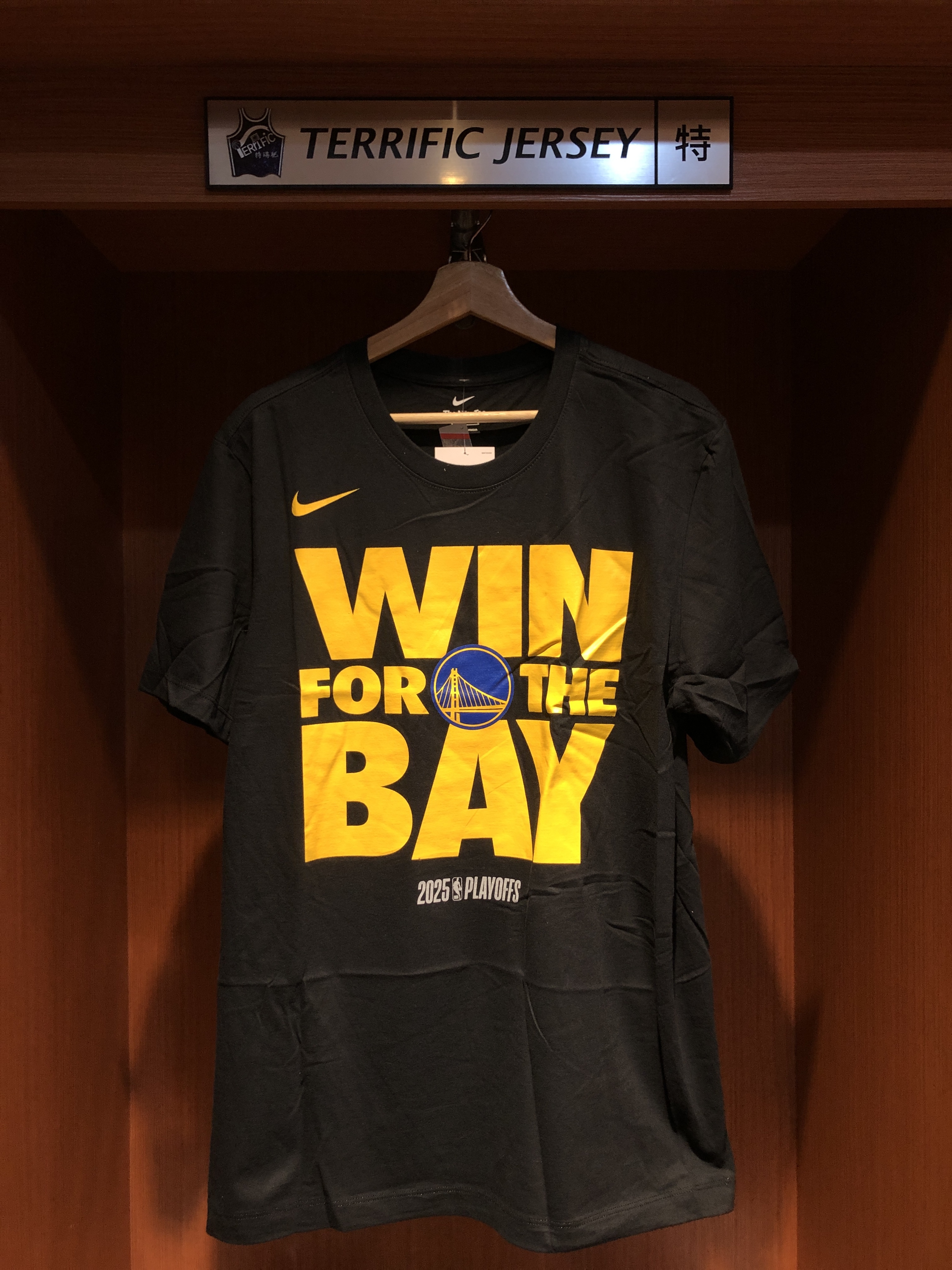 NBA短袖 Golden State Warriors Win For The Bay 2025 NBA Playoffs On-Court Mantra 金州勇士 季後賽 黑 標語 Nike Tee 棉質 全新