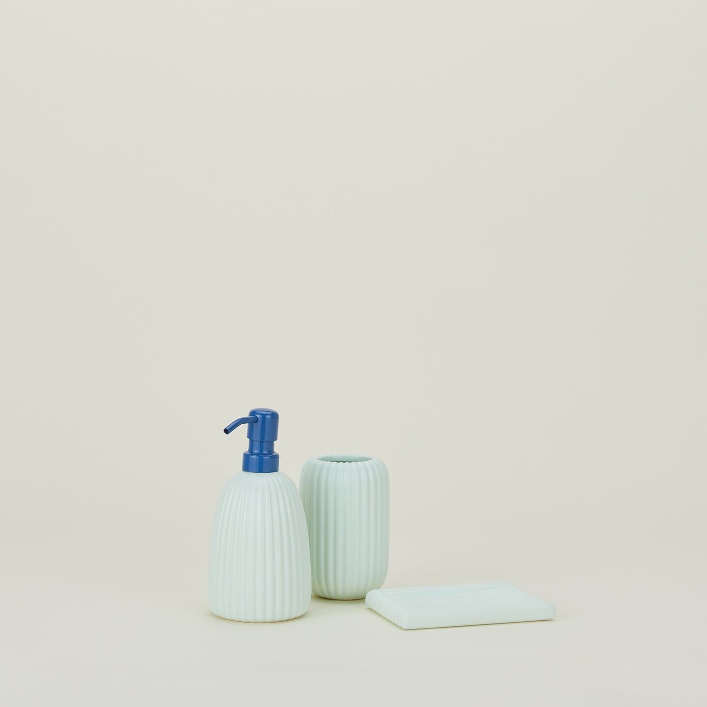 Helen Levi-衛浴組，圓弧的條紋起伏，實用簡約造型，三件一起擺放，整體感十足