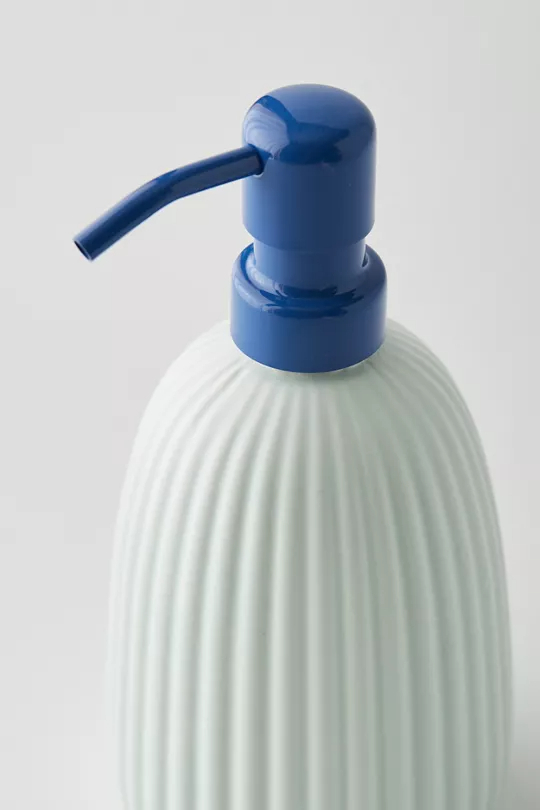 Helen Levi-衛浴組擠壓瓶，擁有與您最喜愛的燈芯絨瓷磚的紋理，定能吸引眼球。
