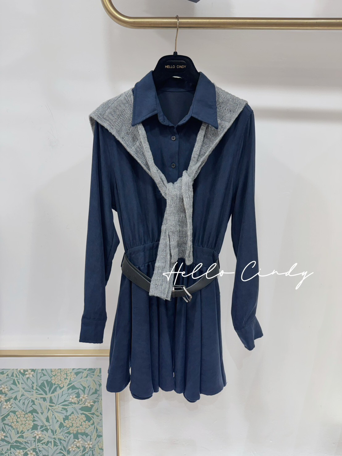 B01129 超甜美深藍質感附披肩式鈕扣縮腰短洋裝（附腰帶）