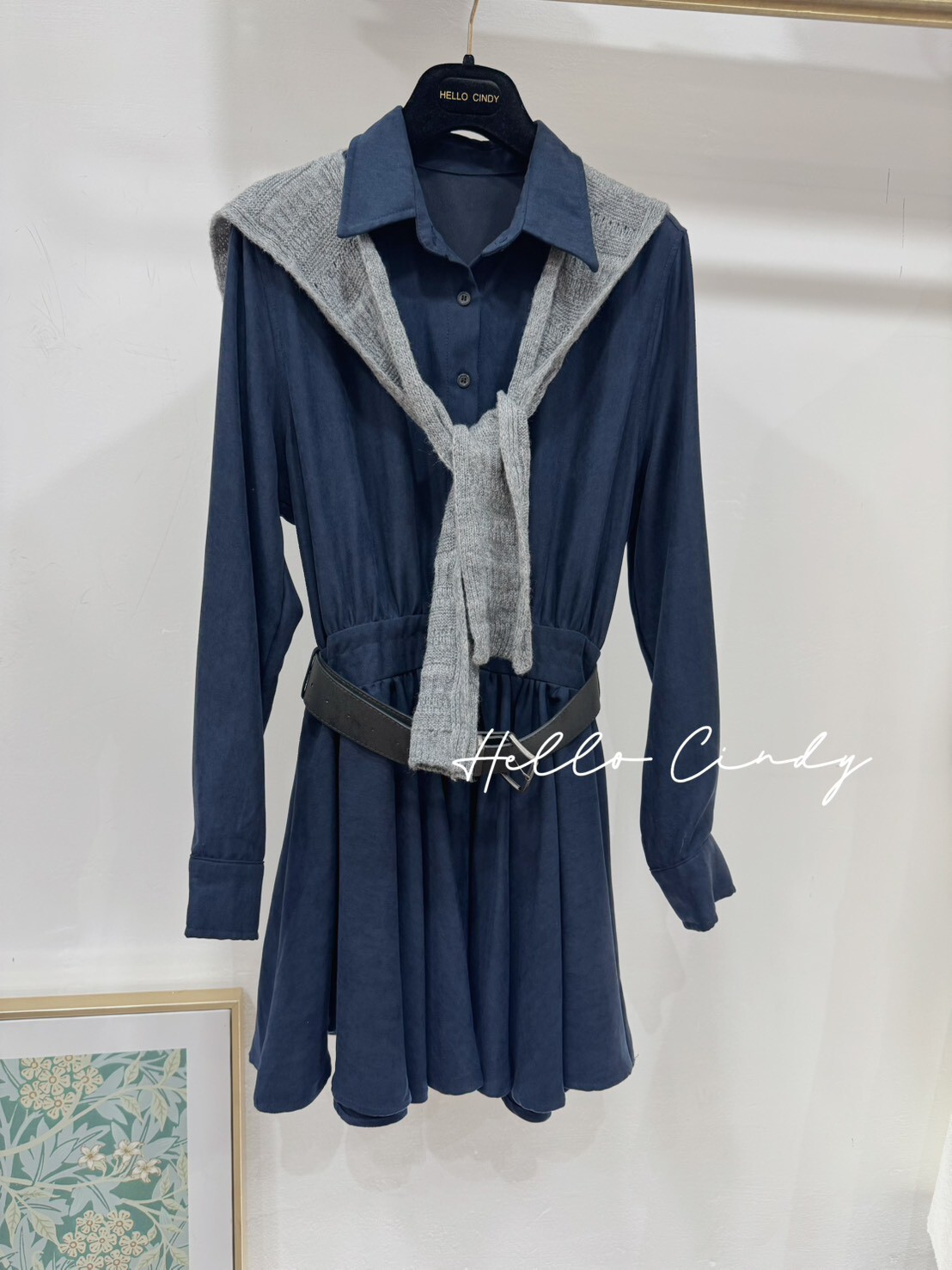 B01129 超甜美深藍質感附披肩式鈕扣縮腰短洋裝（附腰帶）