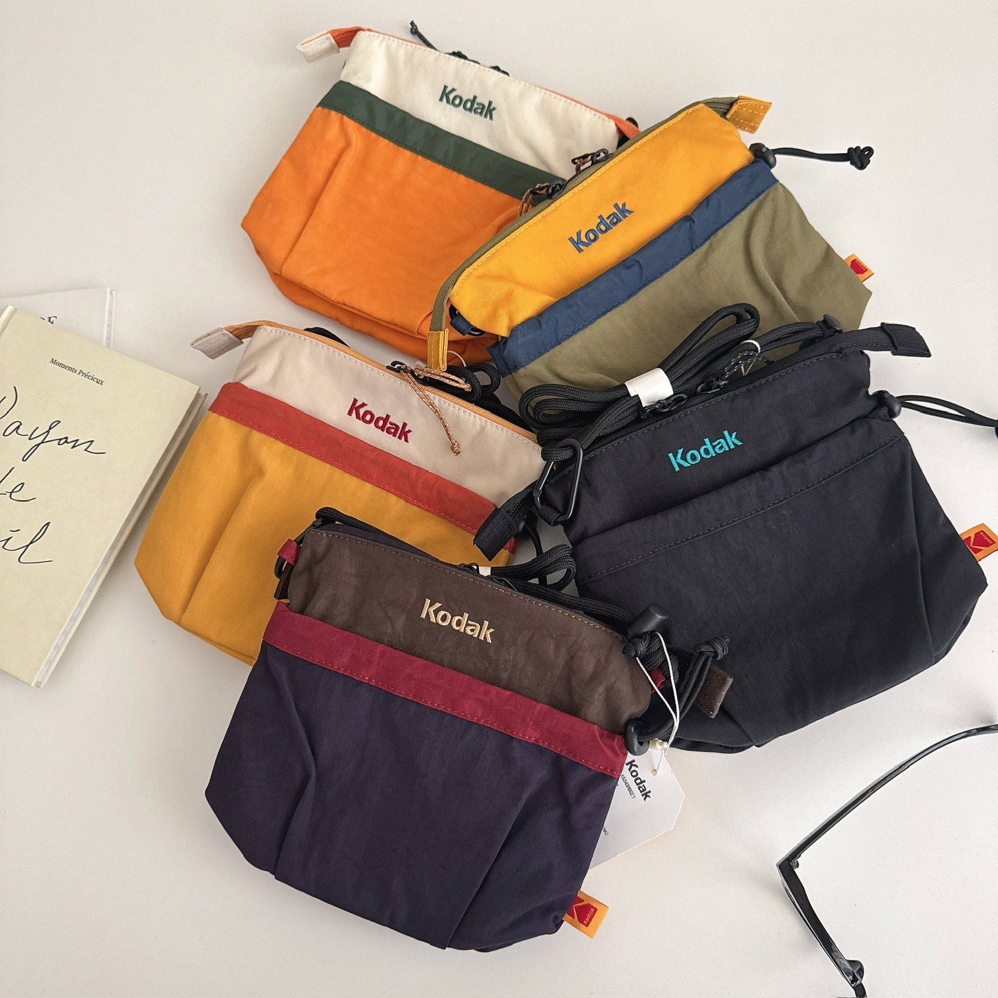 （現貨）KODAK String 繫帶 斜背小包 K5343RBG21
