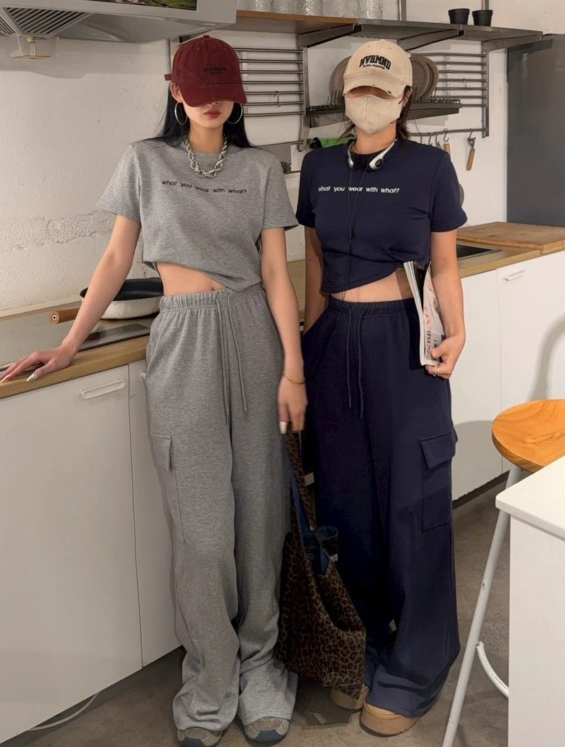 刺繡短版棉質衣+鬆緊工裝褲