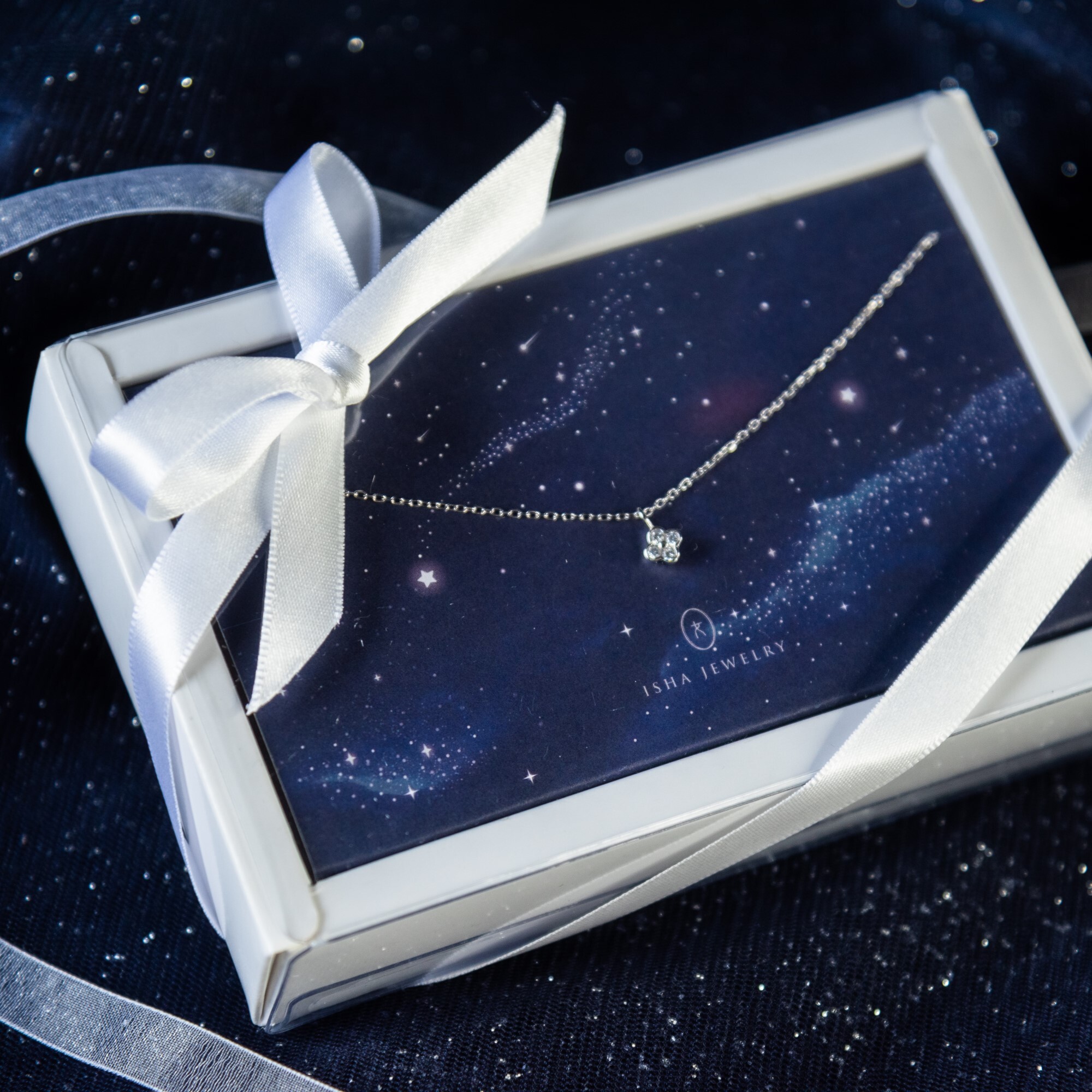 搭配星空禮盒質感包裝的小四葉草純銀項鍊，適合情侶、姊妹和朋友之間送禮