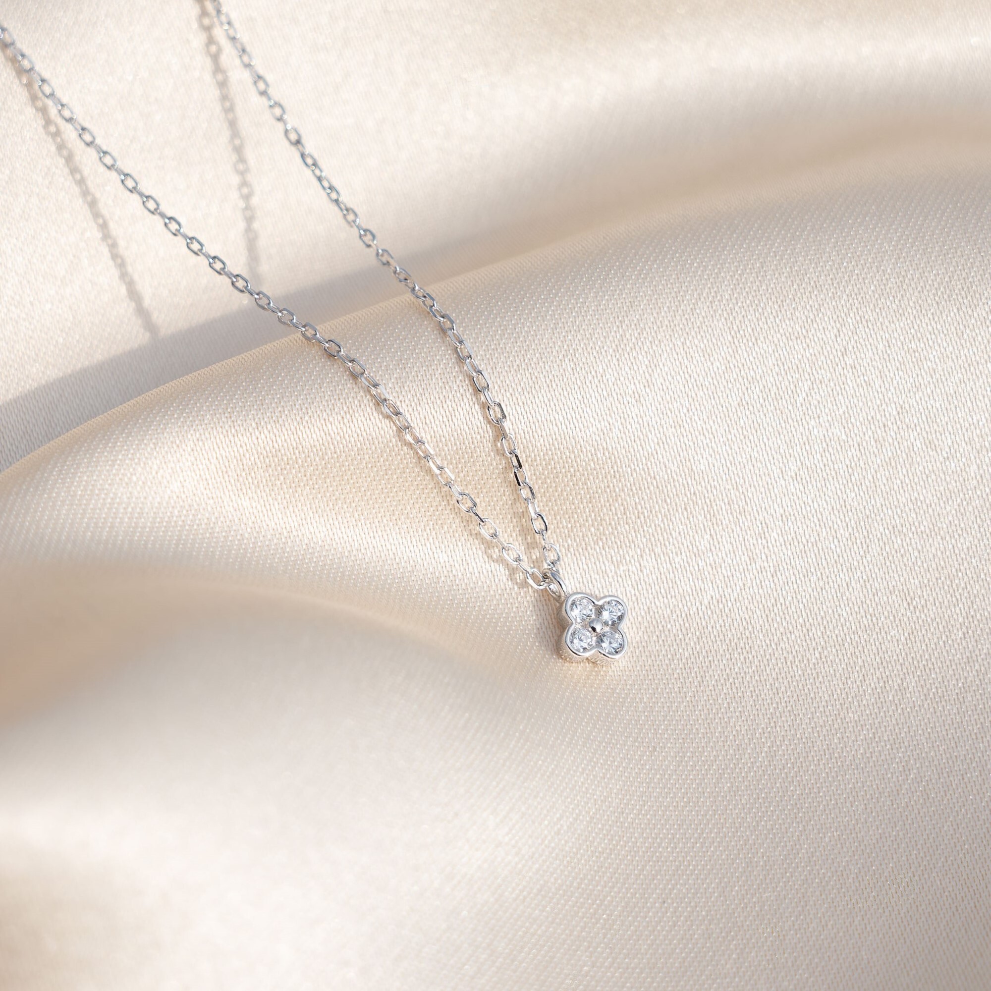 搭配星空禮盒質感包裝的小四葉草純銀項鍊，適合情侶、姊妹和朋友之間送禮