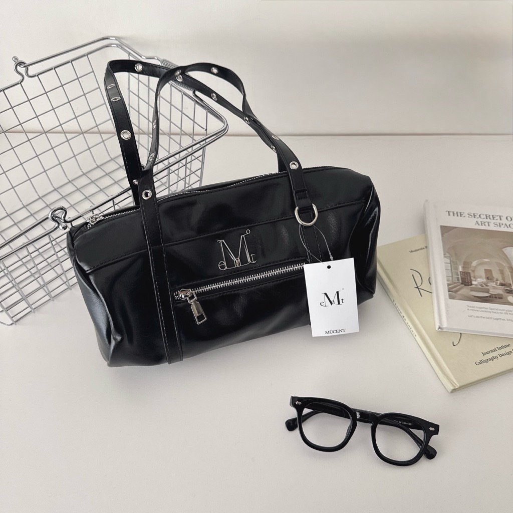 （現貨）MUCENT NOX METAL LOGO 圓筒 腋下包 P0000BCU