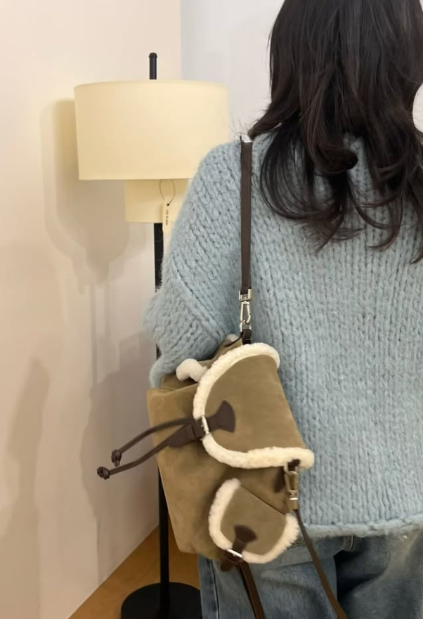 BYC01BA095LB 韓國淺色摩卡雪泡羊羔毛斜孭袋