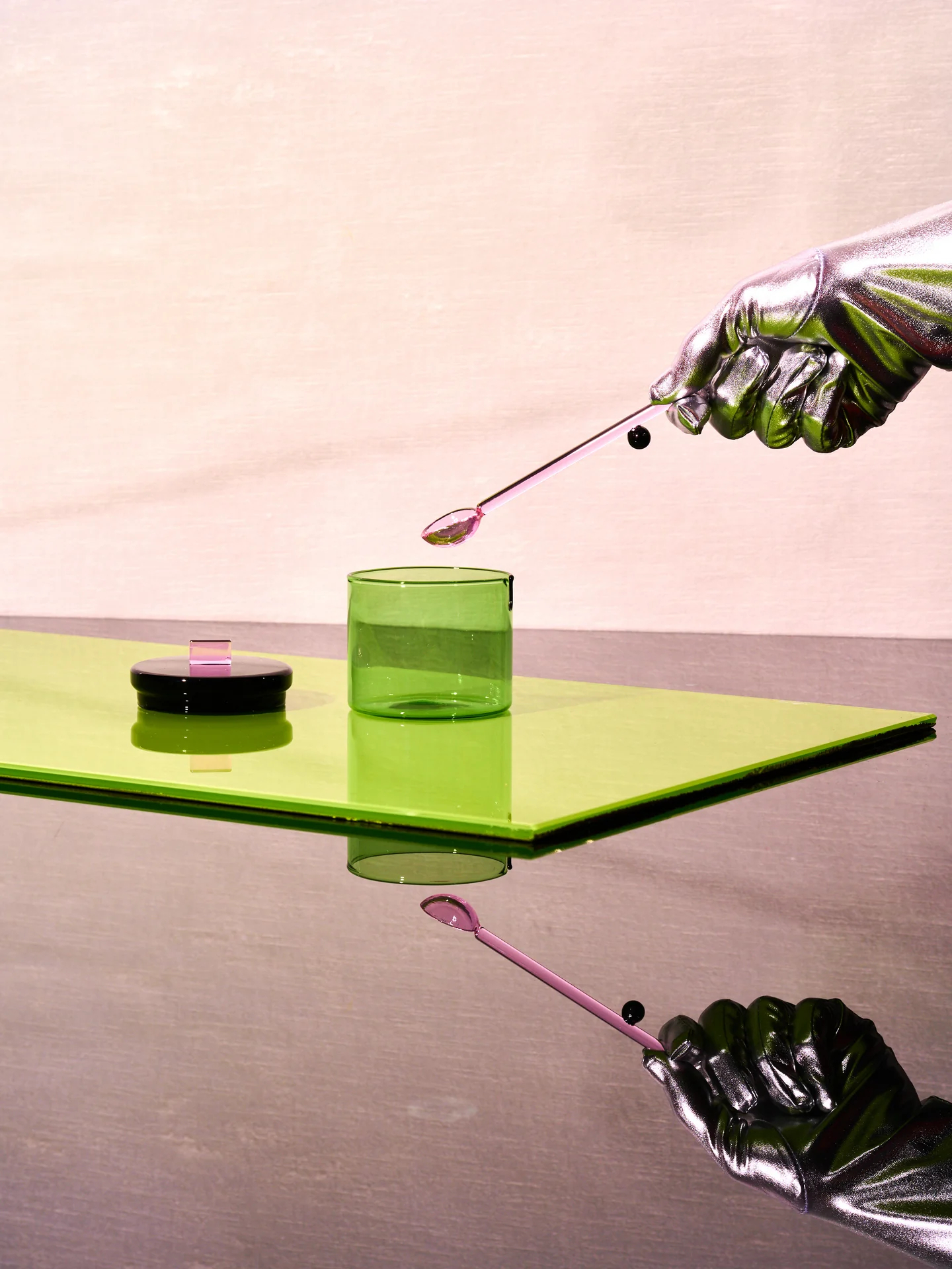 Sophie Lou Jacobson-造型糖罐，糖罐還附有一把茶匙，方便您取用適量調味料。