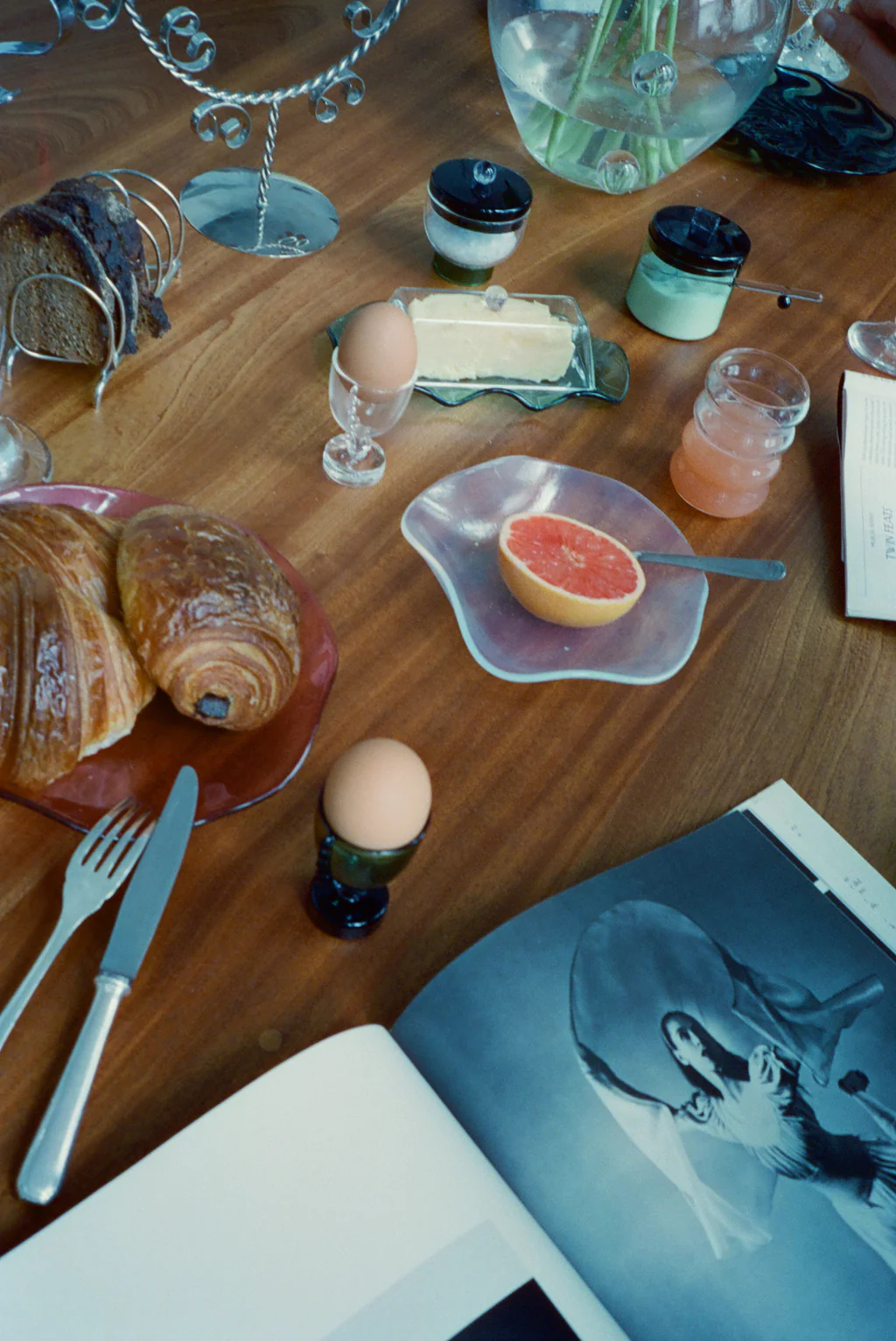 Sophie Lou Jacobson-調味罐，特殊綠色與紫色組合，水晶般精巧玻璃工藝。