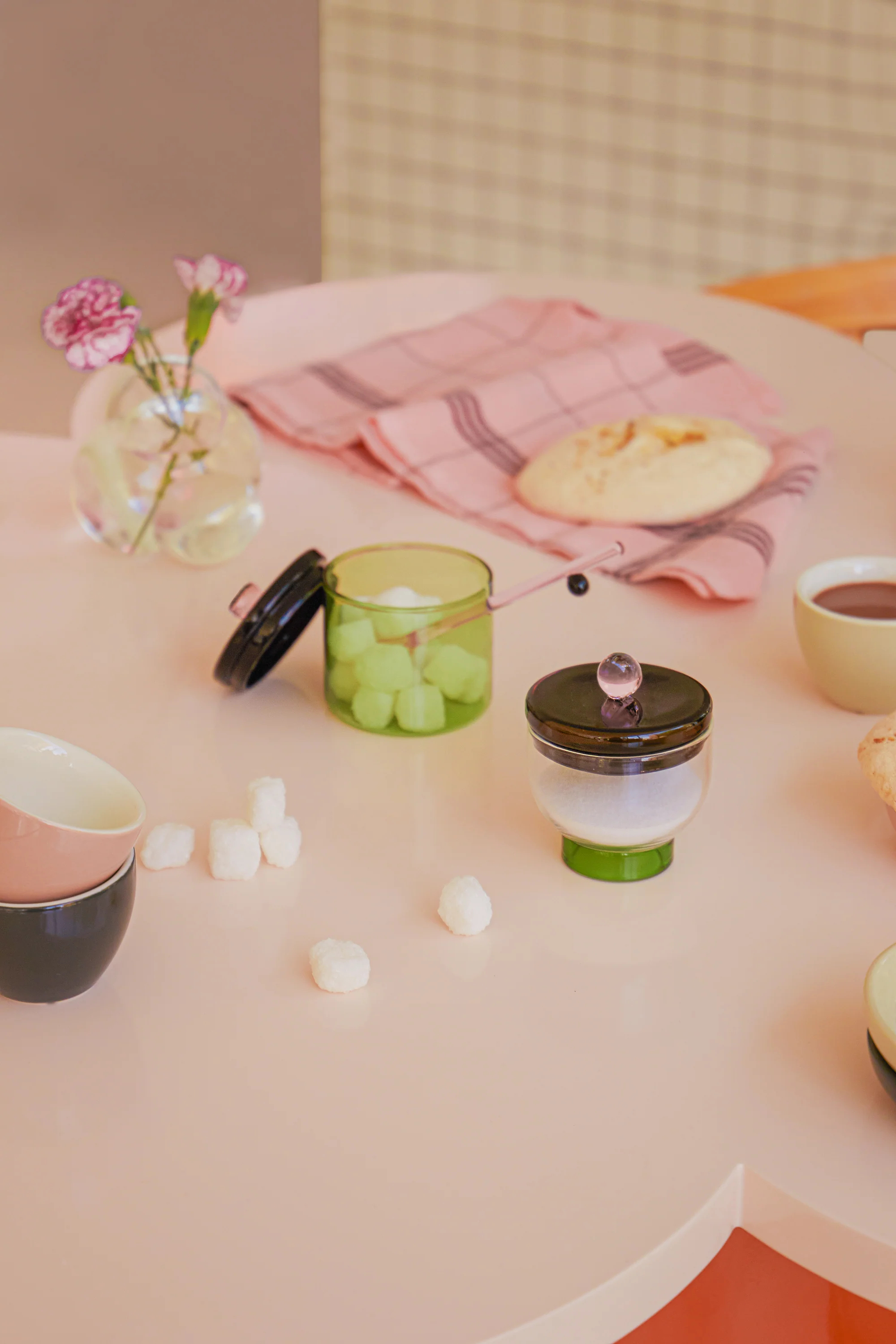 Sophie Lou Jacobson 設計，她致力於重新構想日常物品和儀式，力求讓每一天都充滿樂趣