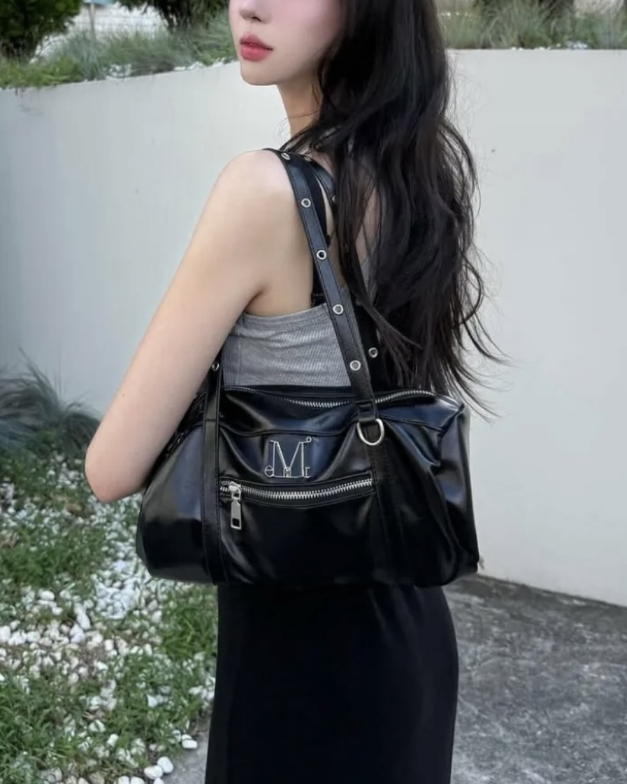 <🇰🇷韓國連線>MUCENT 金屬Logo 圓筒單肩包 全黑 個性 皮革 腋下包 肩背包