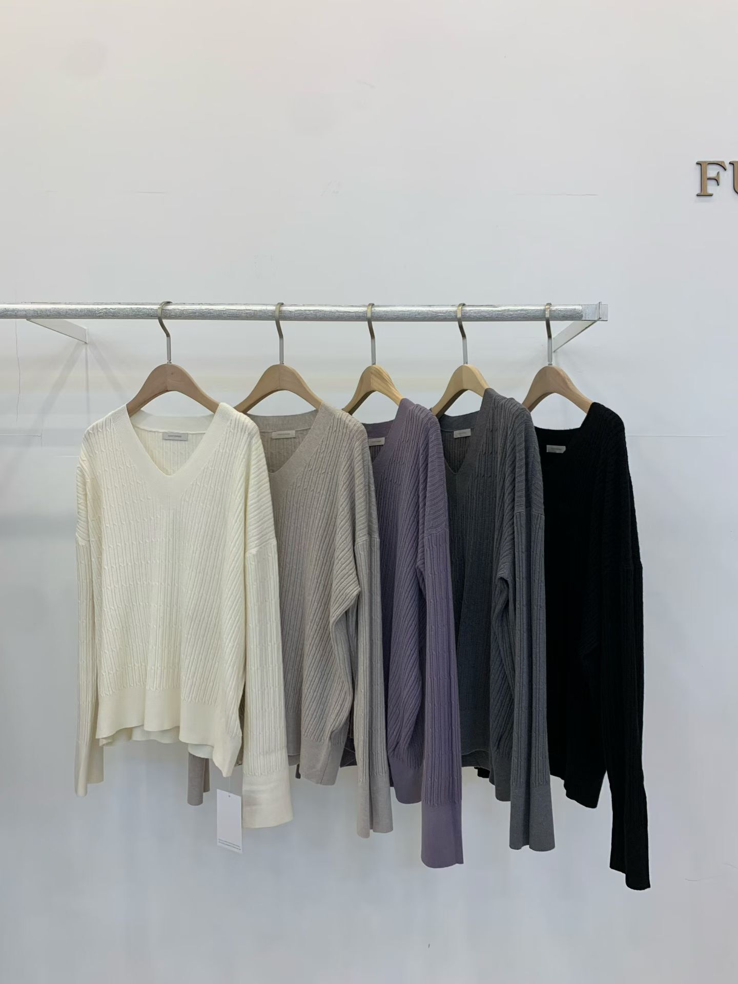 FP5411 經典鎖鏈麻花v領毛衣 *特價* (優惠碼同充值購物金不適用)