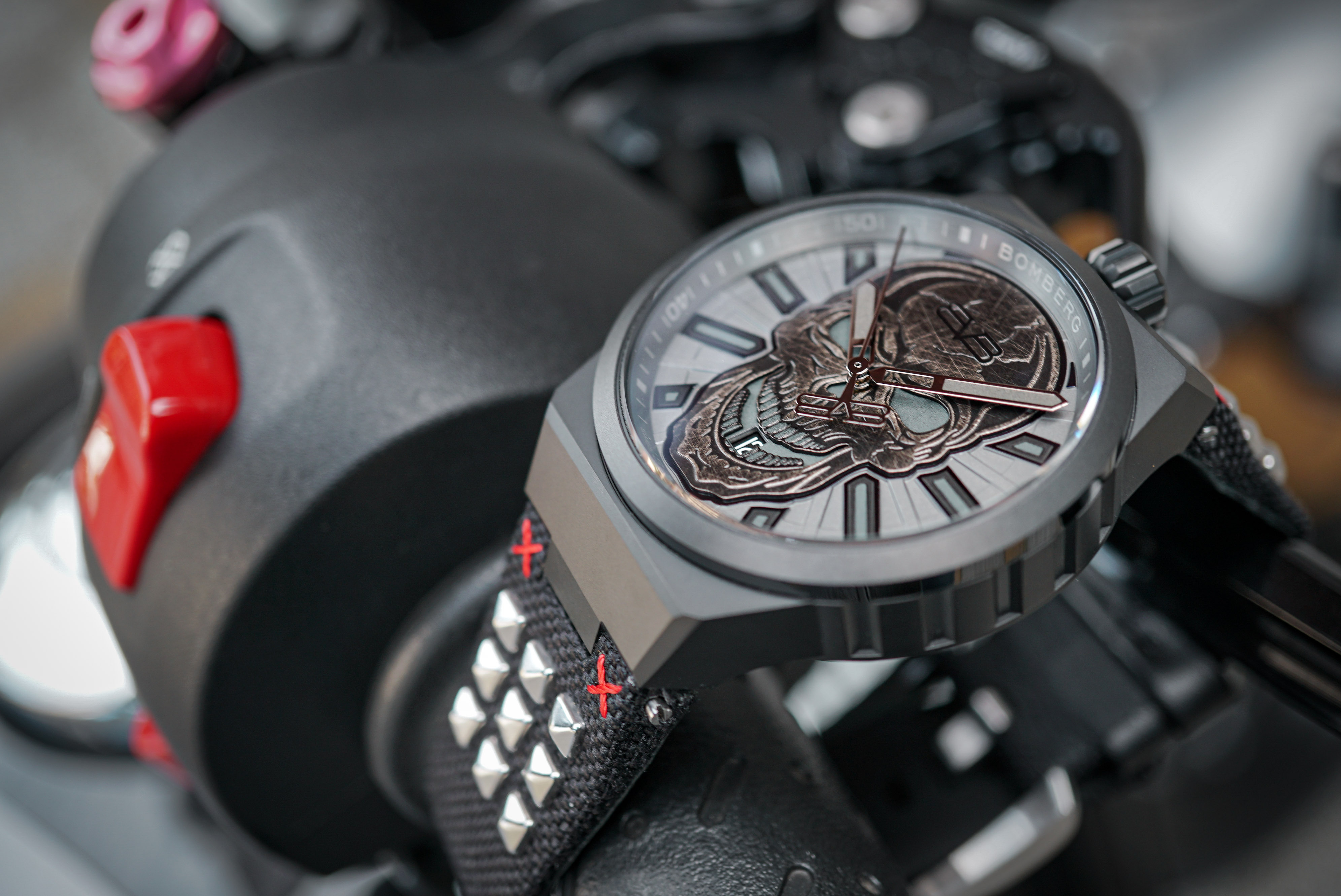 Bomberg,炸彈錶,瑞士製造,自動機械錶,骷髏,Bolt-68 NEO,消光黑,龐克重機騎士,叛逆,鉚釘,反叛不羈,重型機車,鉚釘,夜騎,硬派,黑魂