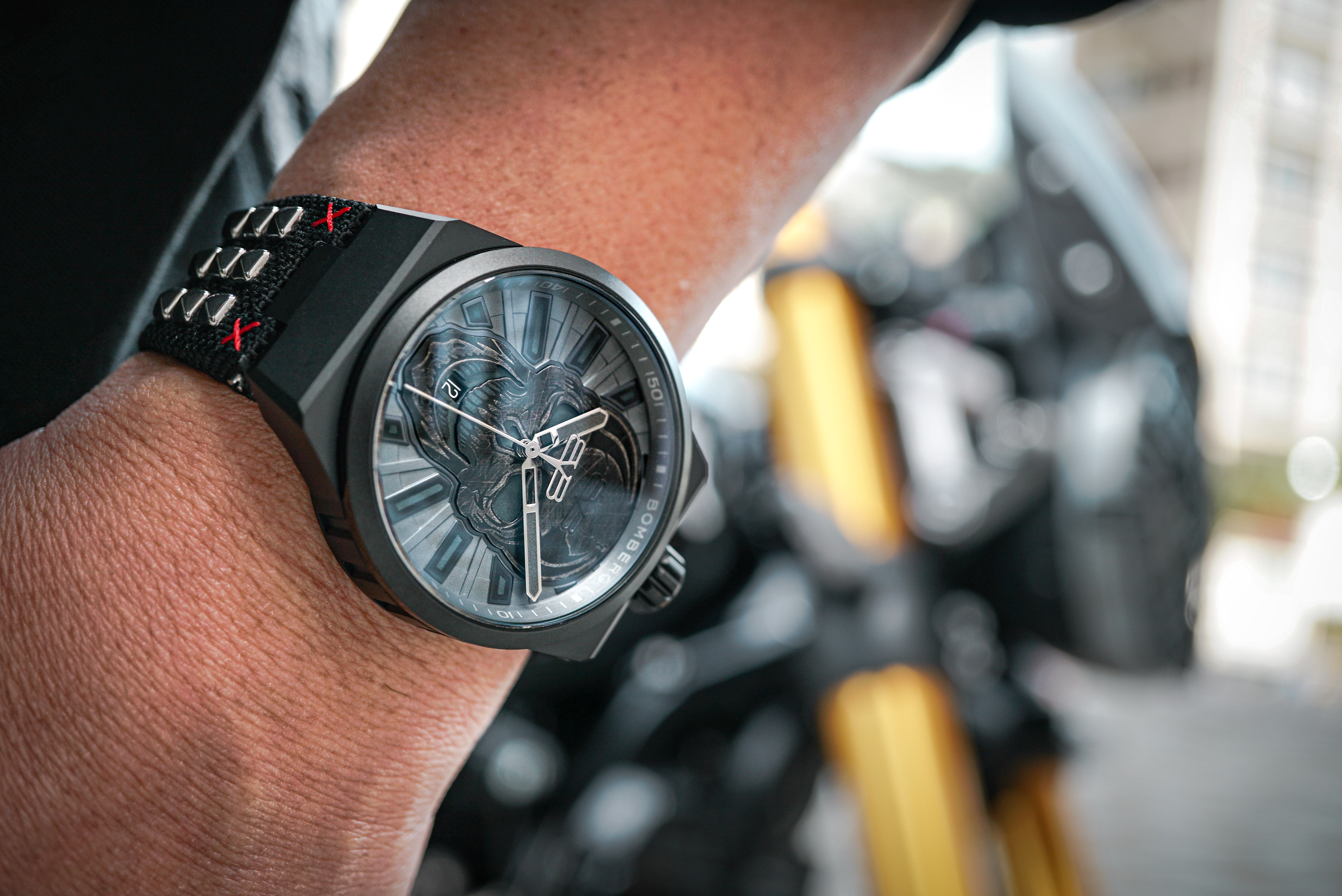 Bomberg,炸彈錶,瑞士製造,自動機械錶,骷髏,Bolt-68 NEO,消光黑,龐克重機騎士,叛逆,鉚釘,反叛不羈,重型機車,鉚釘,夜騎,硬派,黑魂