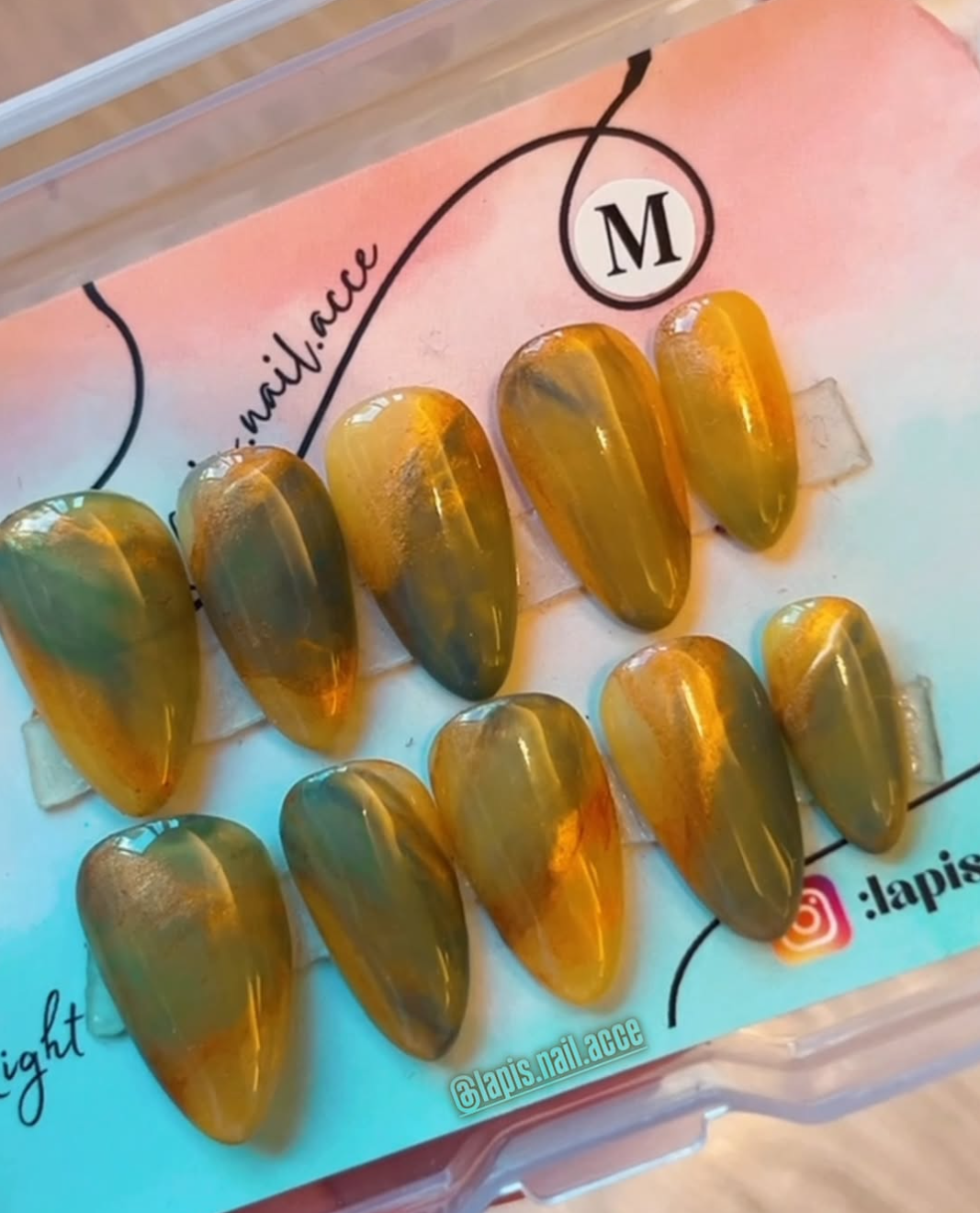 〰️感謝客人邀請我們 lapis.nail.acce 進行 「純手工穿戴甲訂製」 〰️主要色調為 黃色💛藍色💙綠色💚銅色🧡 〰️以「暈染」+「水彩」手法令四色融和一起 〰️由於客人都想訂製與 Vincent Van Gogh 嘅 美甲款式 所以Pick 左 “Sunflowes” 嘅為題 並以 名畫 嘅 色系 為主色調  尺寸：M 甲型：短杏仁  產品直接鏈結🔗：   https://lapisnailacce.shoplineapp.com/products/customized-press-on-nail  Lapis Blog 直接連結🔗： https://lapisnailacce.shoplineapp.com/blog/posts/delivery-custimization-3  歡迎大家留言 「客訂」 ，我地 lapis.nail.acce 嘅 CS 會send 客人訂製Details 比你喔 💞💞💞