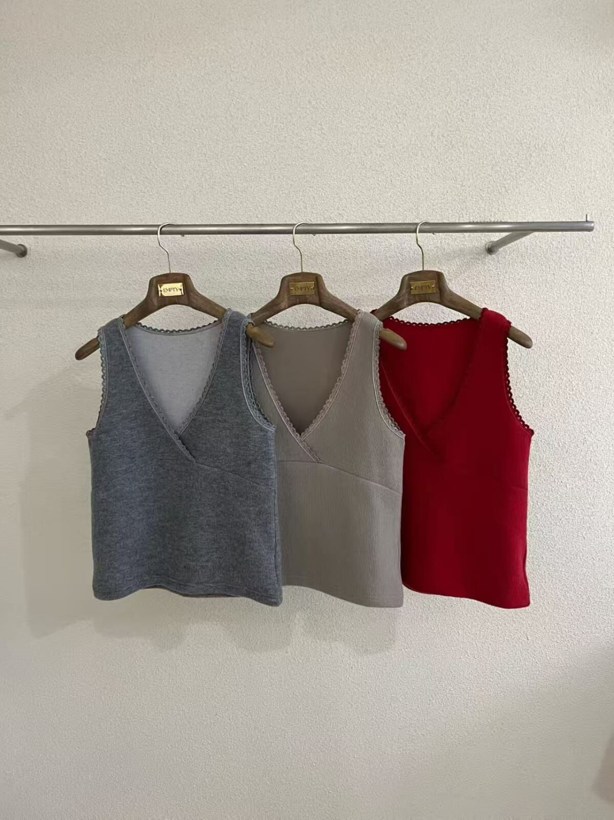 EP5403 蕾絲V領背心 *特價* (優惠碼同充值購物金不適用)