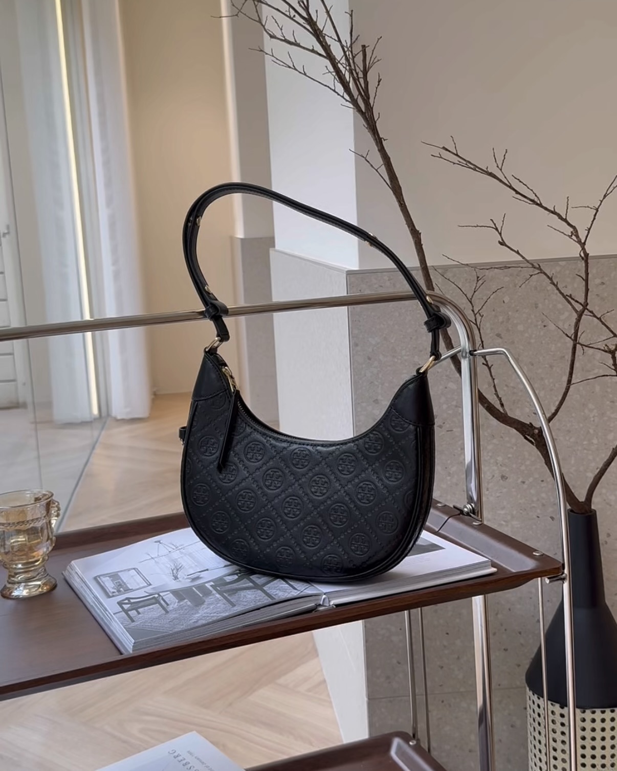 TORY BURCH｜ T MONOGRAM LEATHER 半月包 黑色