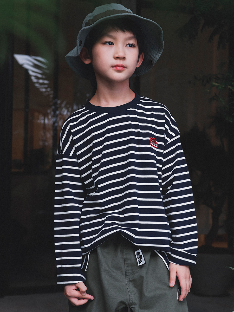 條紋小山刺繡貼布上衣(110-170)