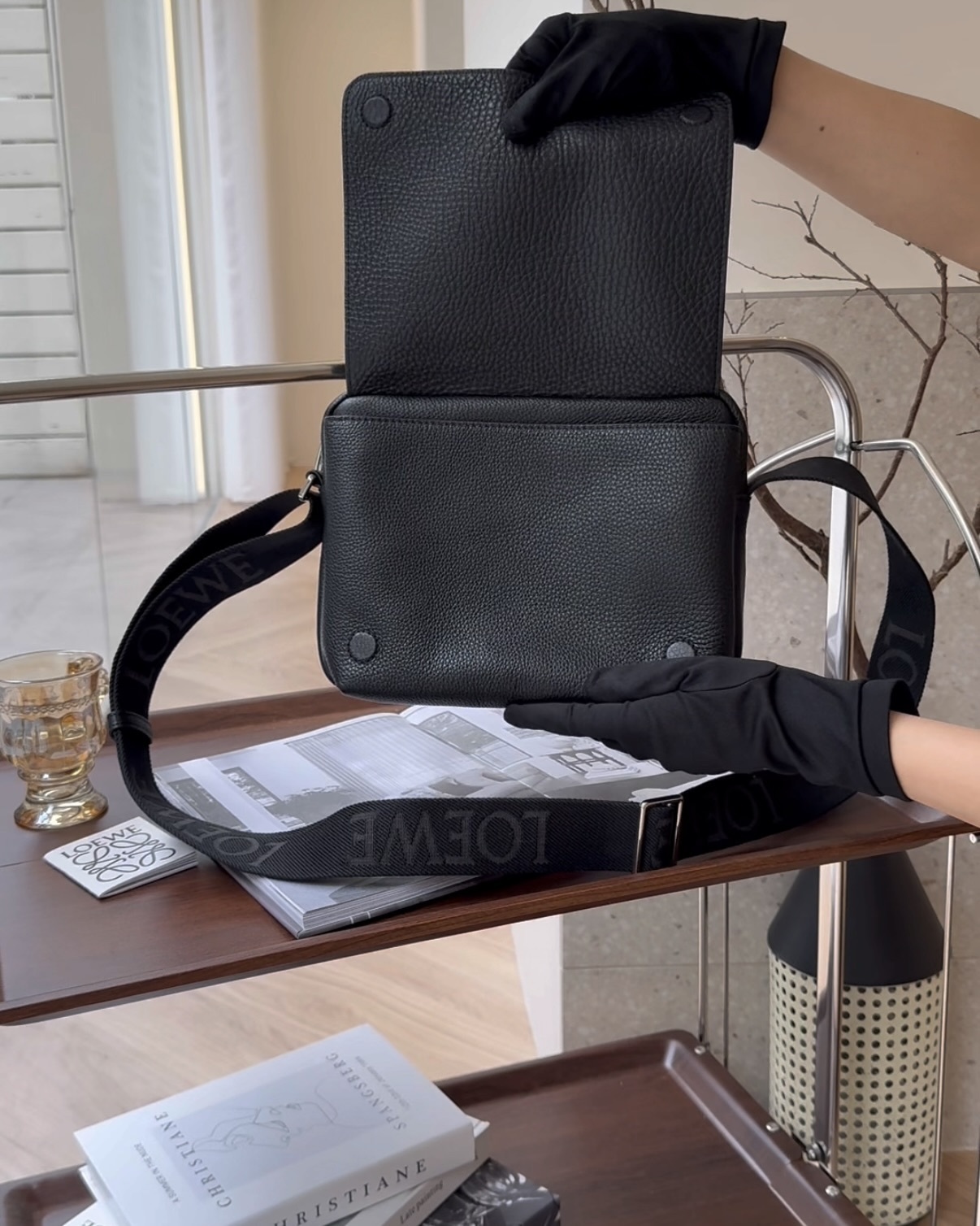 LOEWE｜柔韌粒面小牛皮 PEBBLE 中號郵差包 黑色