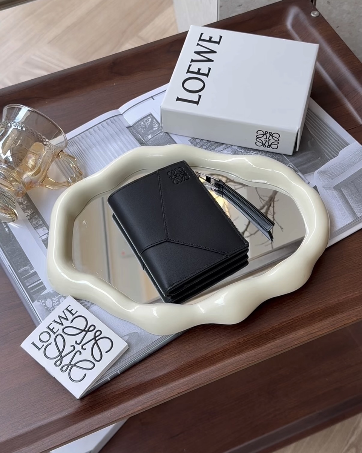 LOEWE｜經典小牛皮PUZZLE對開短夾 黑色