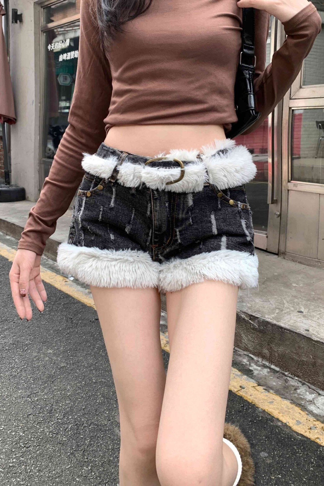 毛毛刷破牛仔短褲