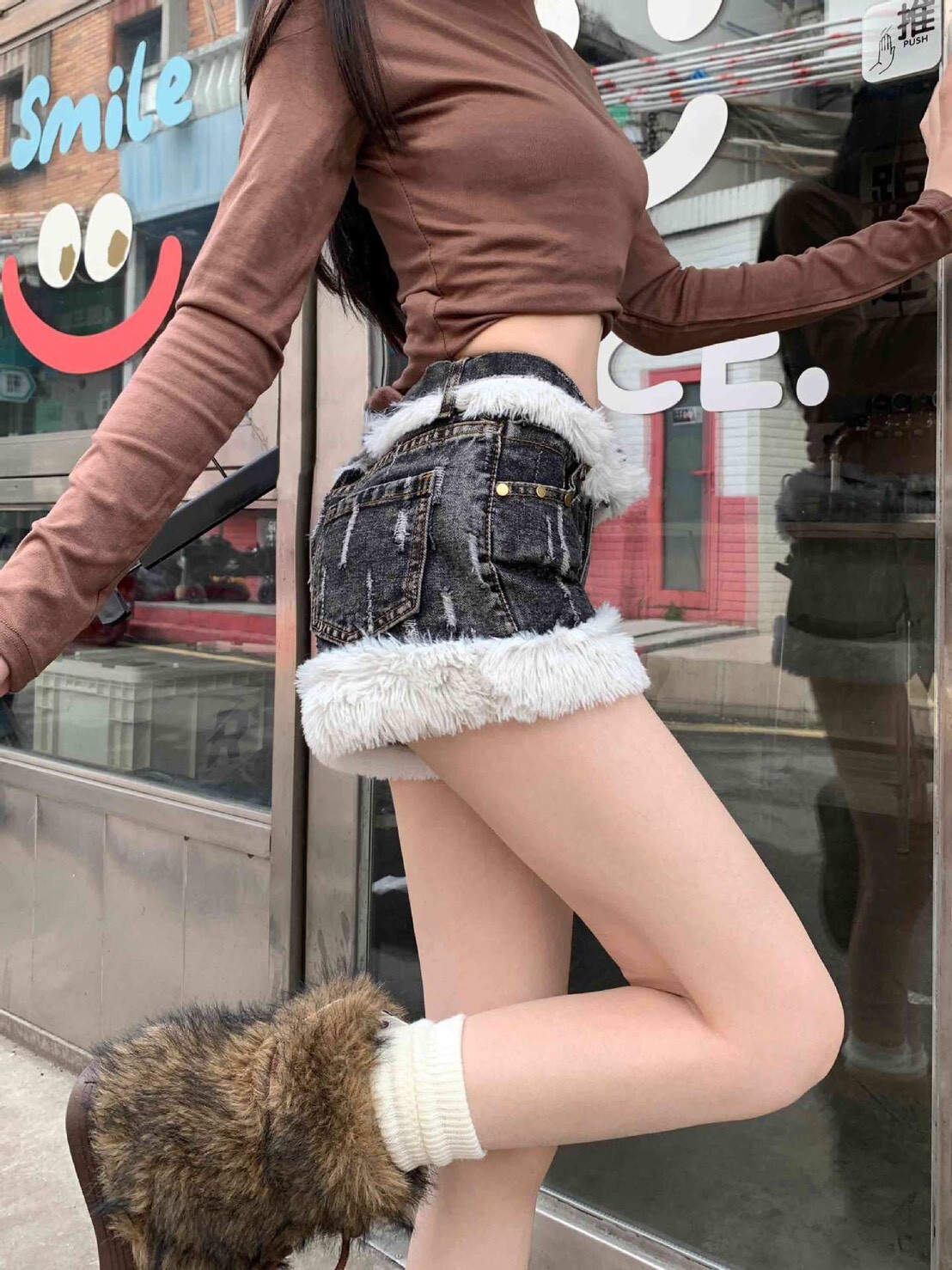 毛毛刷破牛仔短褲