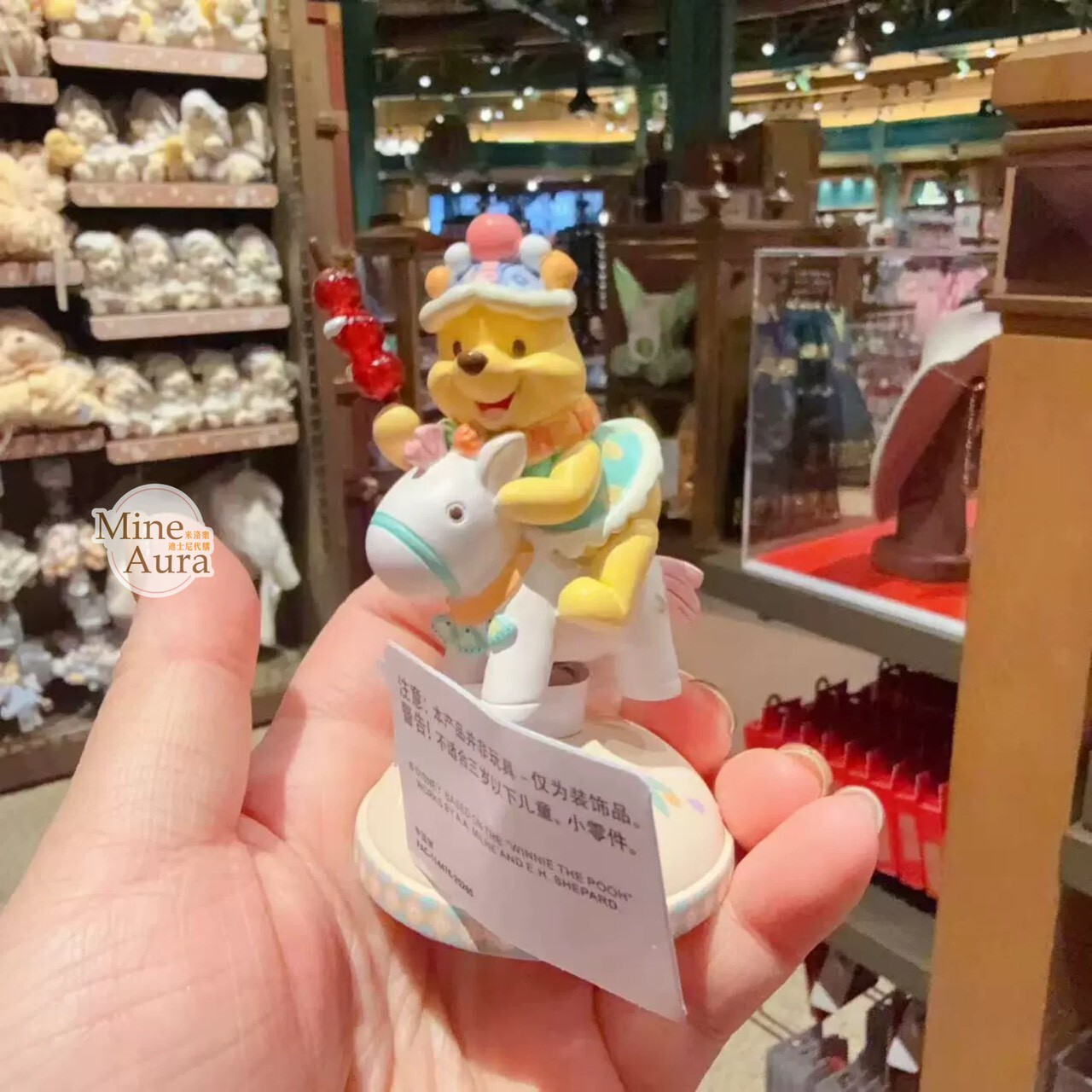 2026 新春 小熊維尼和朋友們系列 騎馬拿糖葫蘆 造型 搖搖 擺飾品 -上海迪士尼樂園
