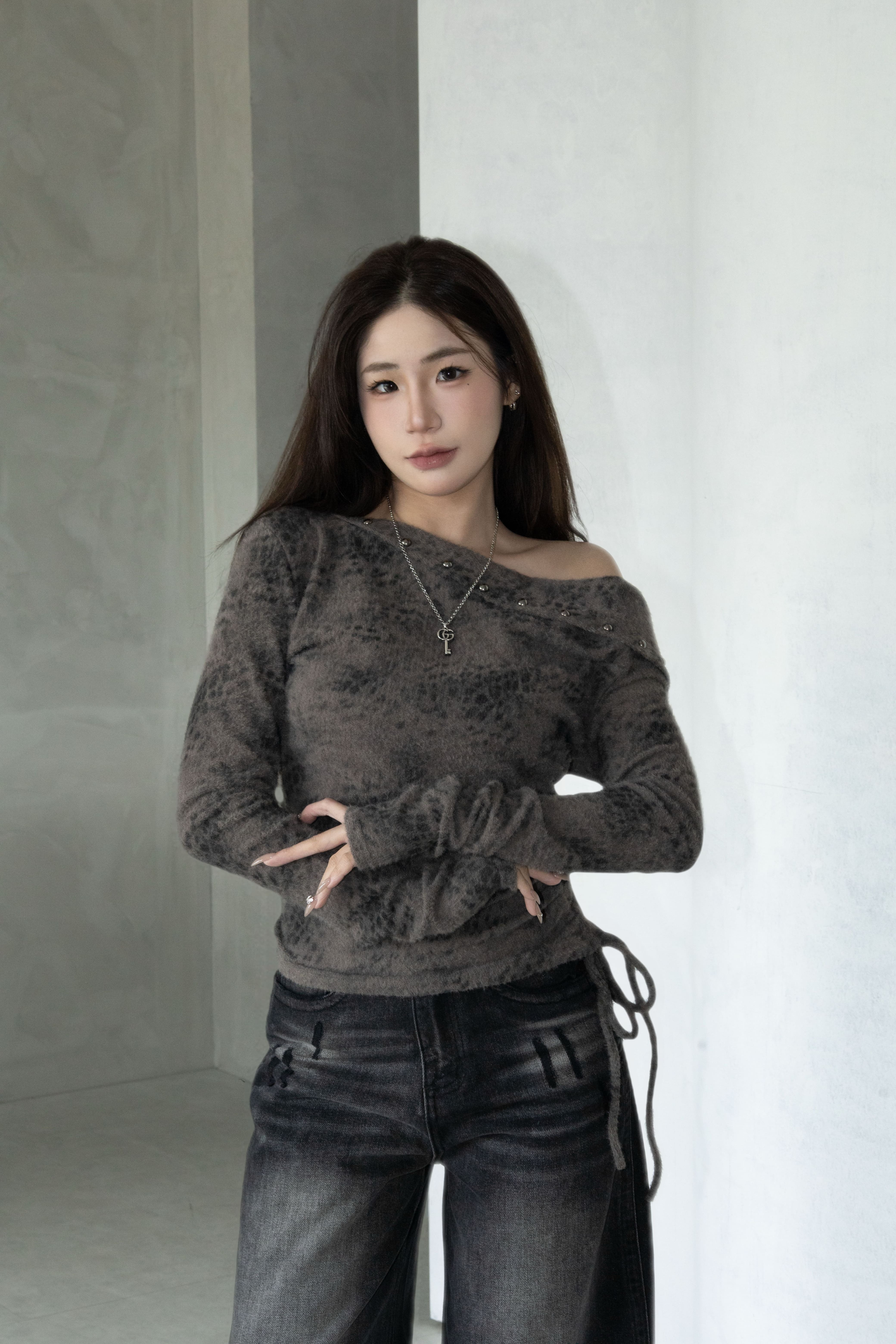 鉚釘暈染斜肩上衣