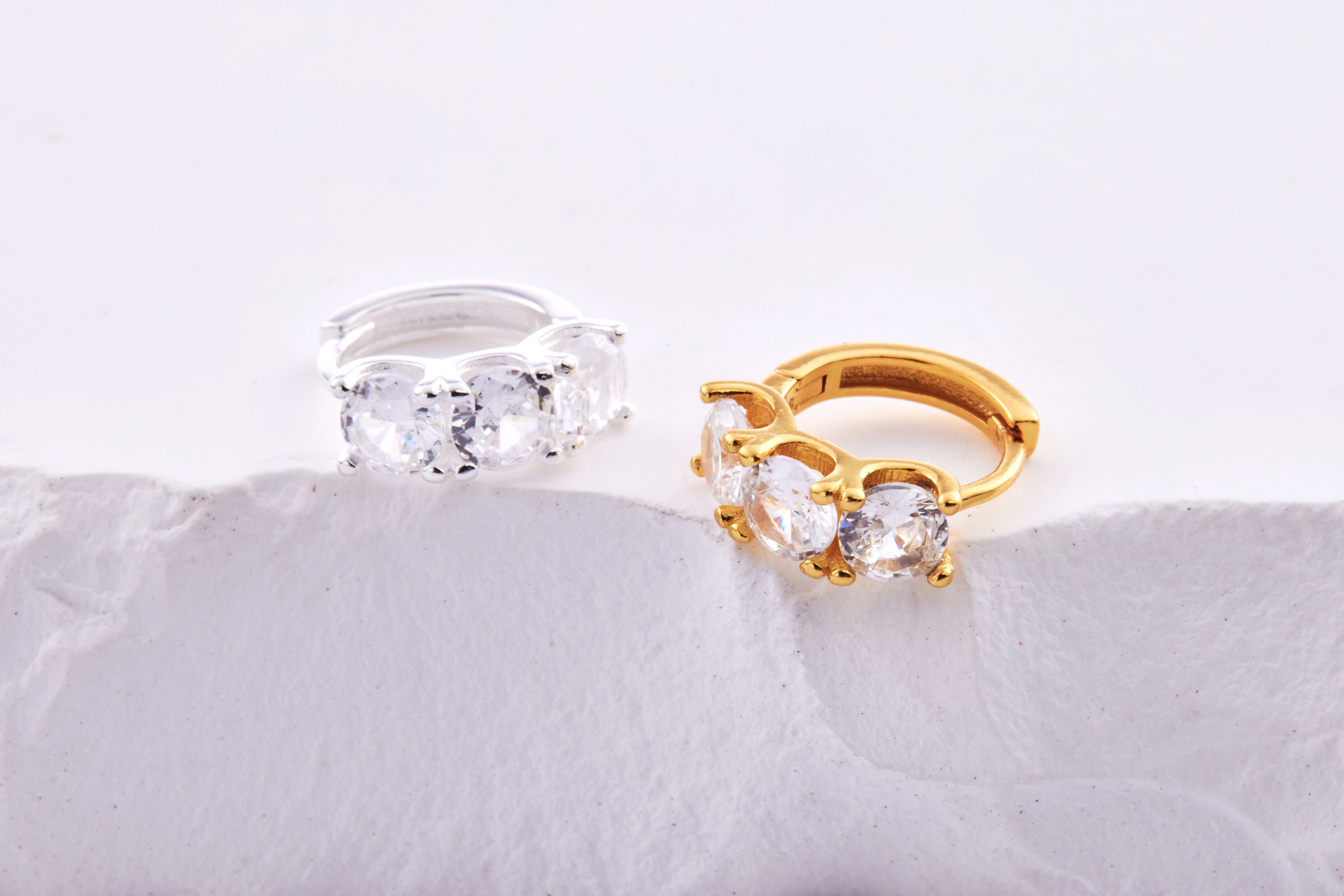 E2680 | 純銀鋯石壓扣耳環