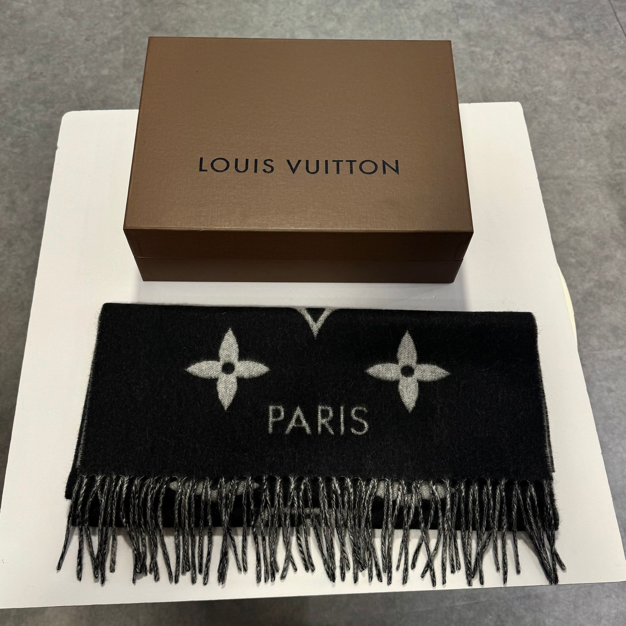 全新LV Reykjavik圍巾M71040 黑色灰色雙面羊毛Monogram圖案 #BRAND NEW #香榭站正品