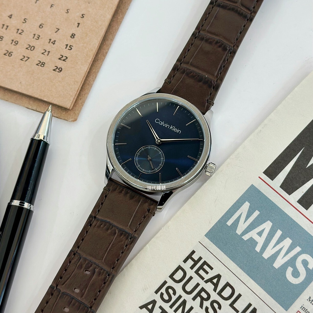 【CALVIN KLEIN】藍底棕色小秒針鱷魚紋皮革男錶CK25200552 40mm 現代鐘錶