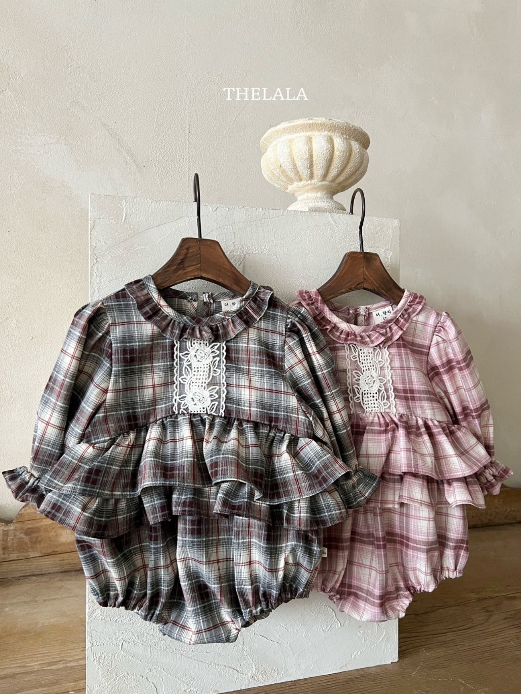正韓春lalla 嫩嬰大方格蕾絲包屁衣