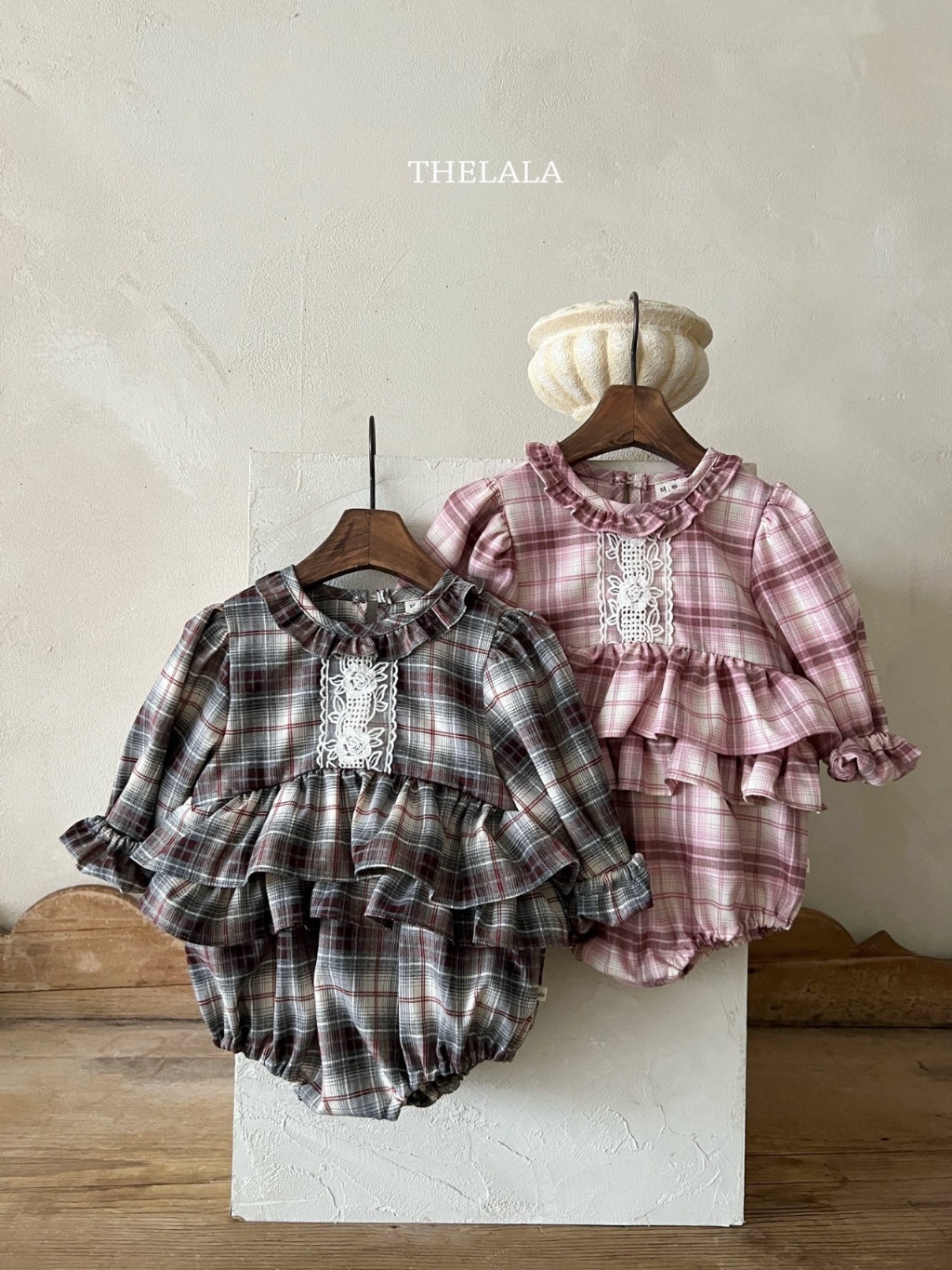 正韓春lalla 嫩嬰大方格蕾絲包屁衣