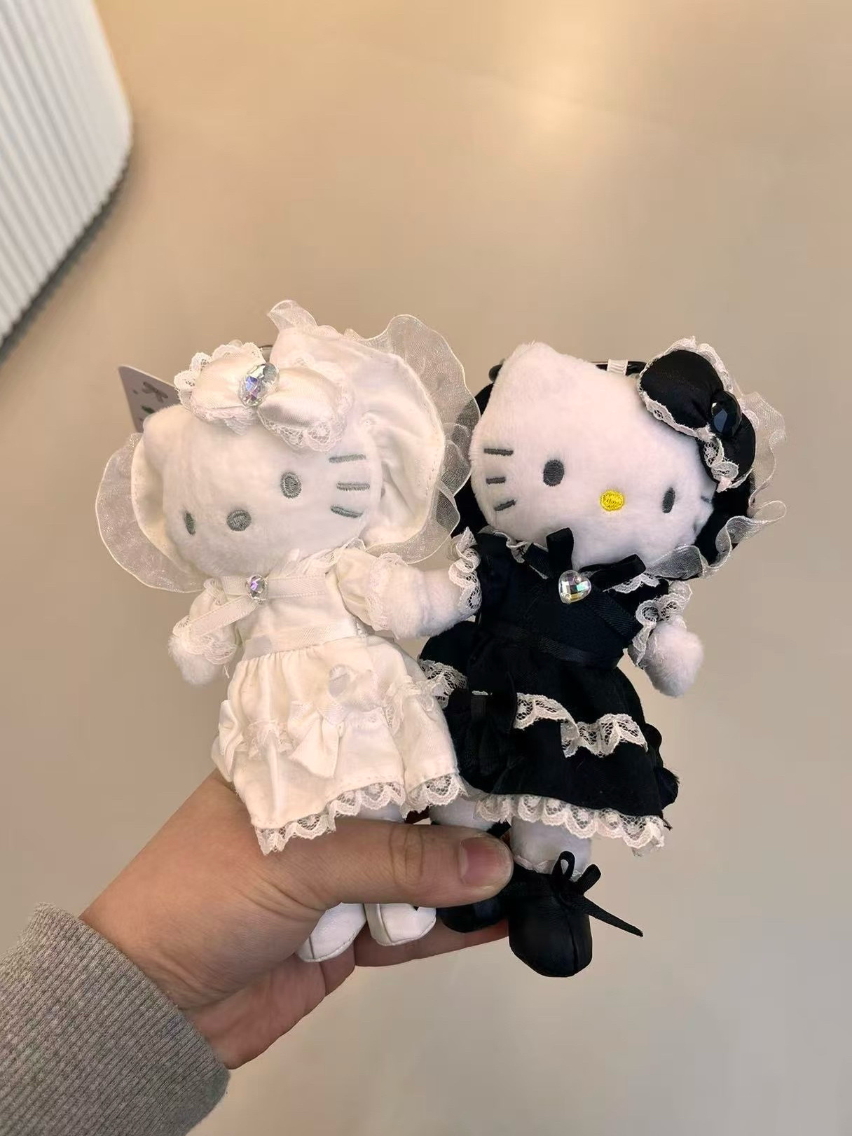 (預購) 🇯🇵Sanrio蘿莉塔&冬季系列長腿kitty 吊飾 鑰匙圈