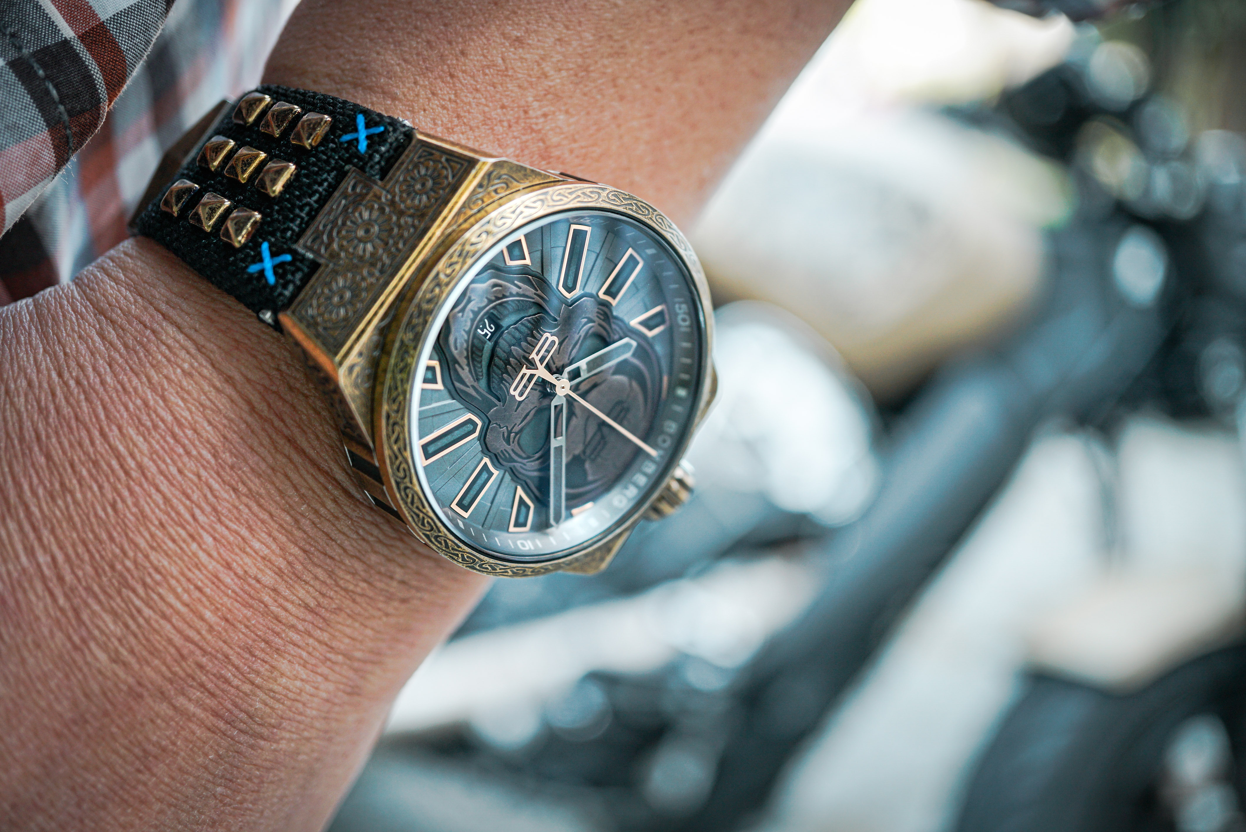 Bomberg,炸彈錶,瑞士製造,自動機械錶,骷髏,Bolt-68 NEO,青銅色,瑪雅生命之樹雕花,龐克重機騎士,舊化美學,叛逆,鉚釘,反叛不羈,重型機車