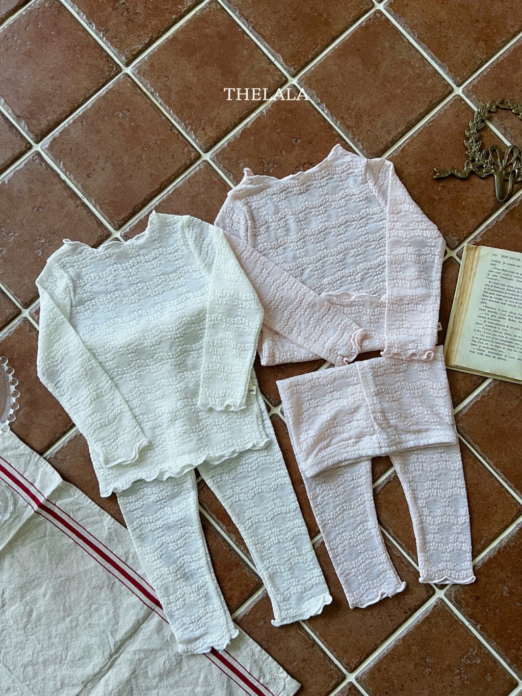 正韓春lalla 小童兩色薄款小花捲邊上衣