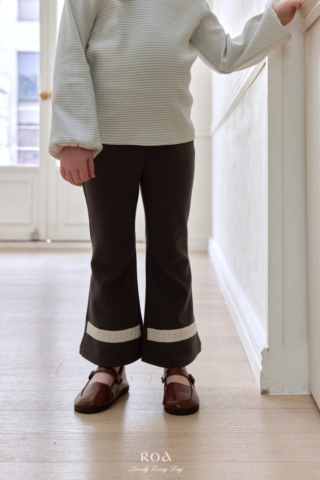 正韓春ROA 三色花花蕾絲鬆緊喇叭褲