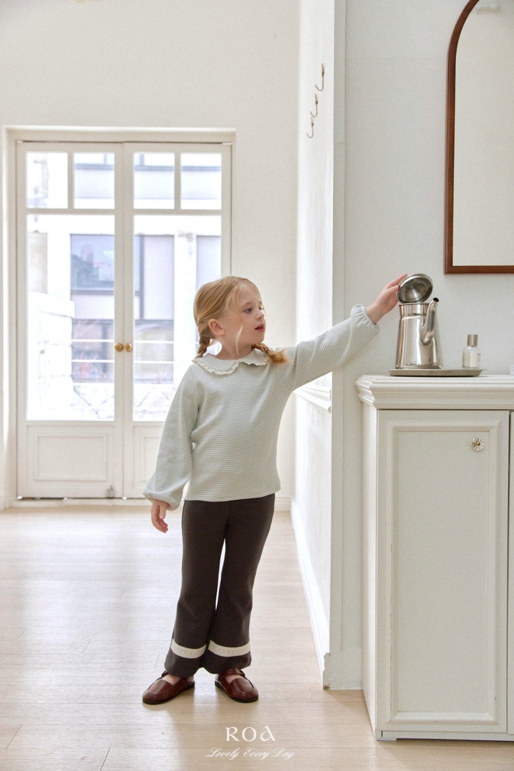 正韓春ROA 三色花花蕾絲鬆緊喇叭褲