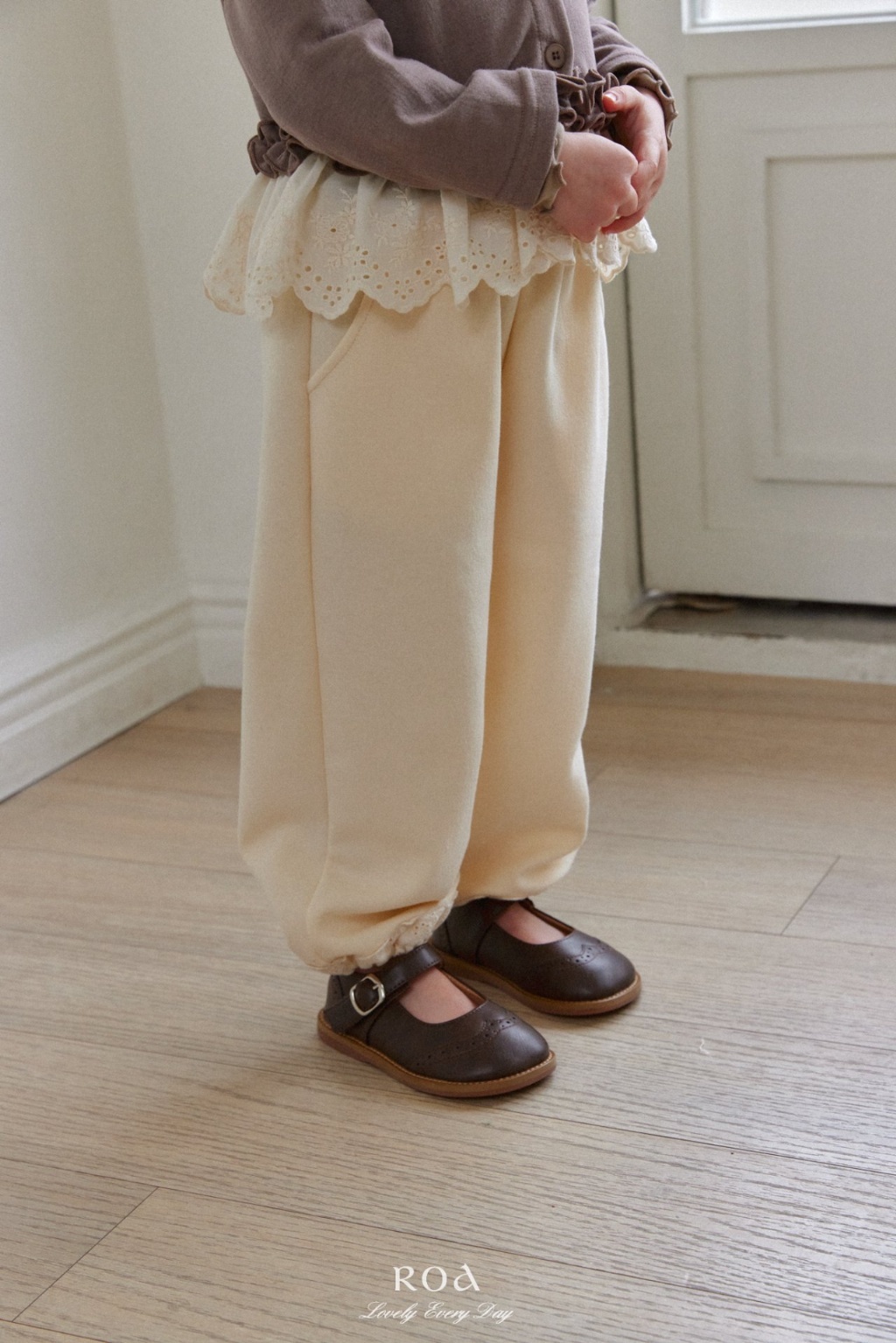 正韓春ROA 兩色花花鬆緊蕾絲縮口棉褲