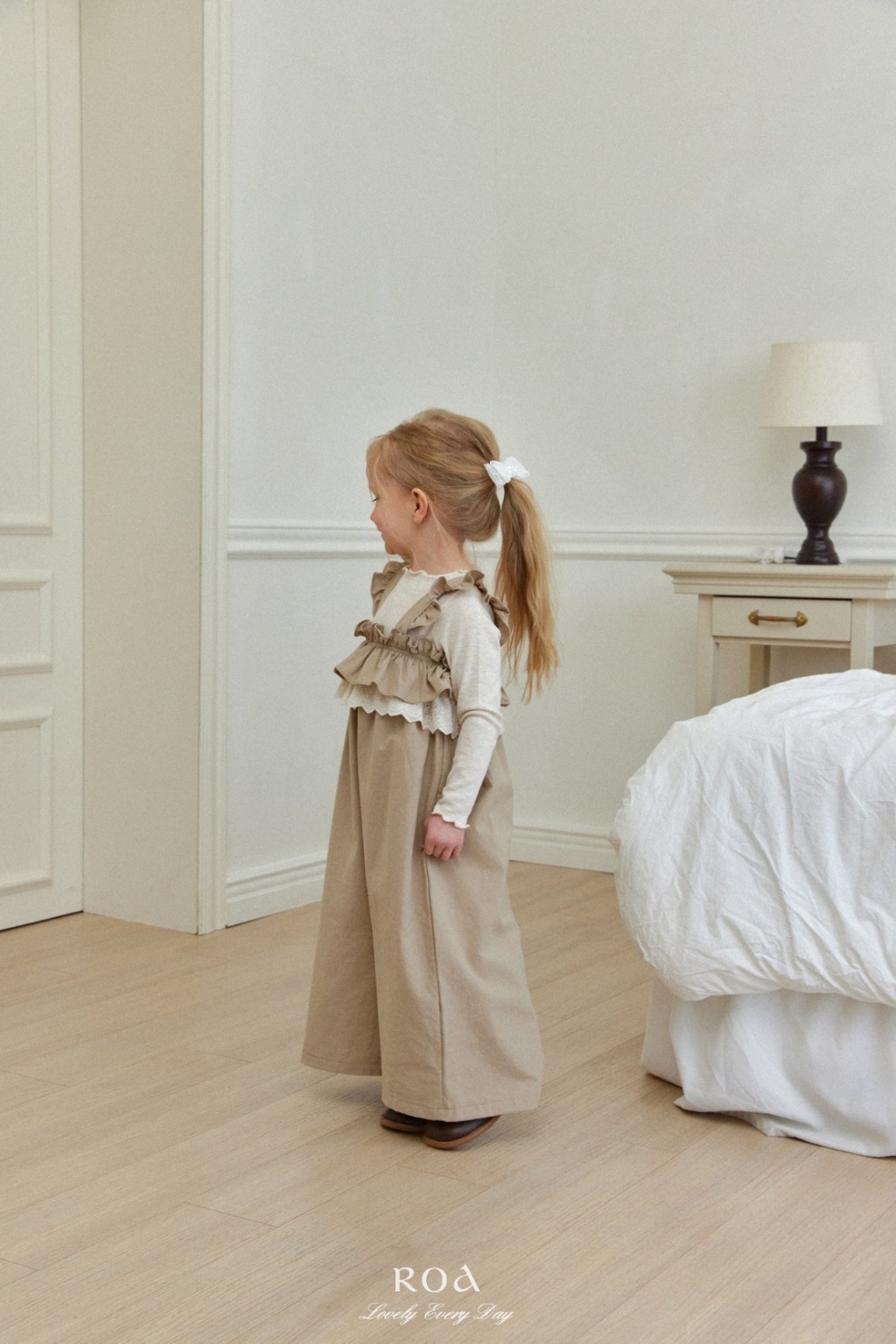 正韓春ROA 兩色小姊姊捲邊吊帶寬褲