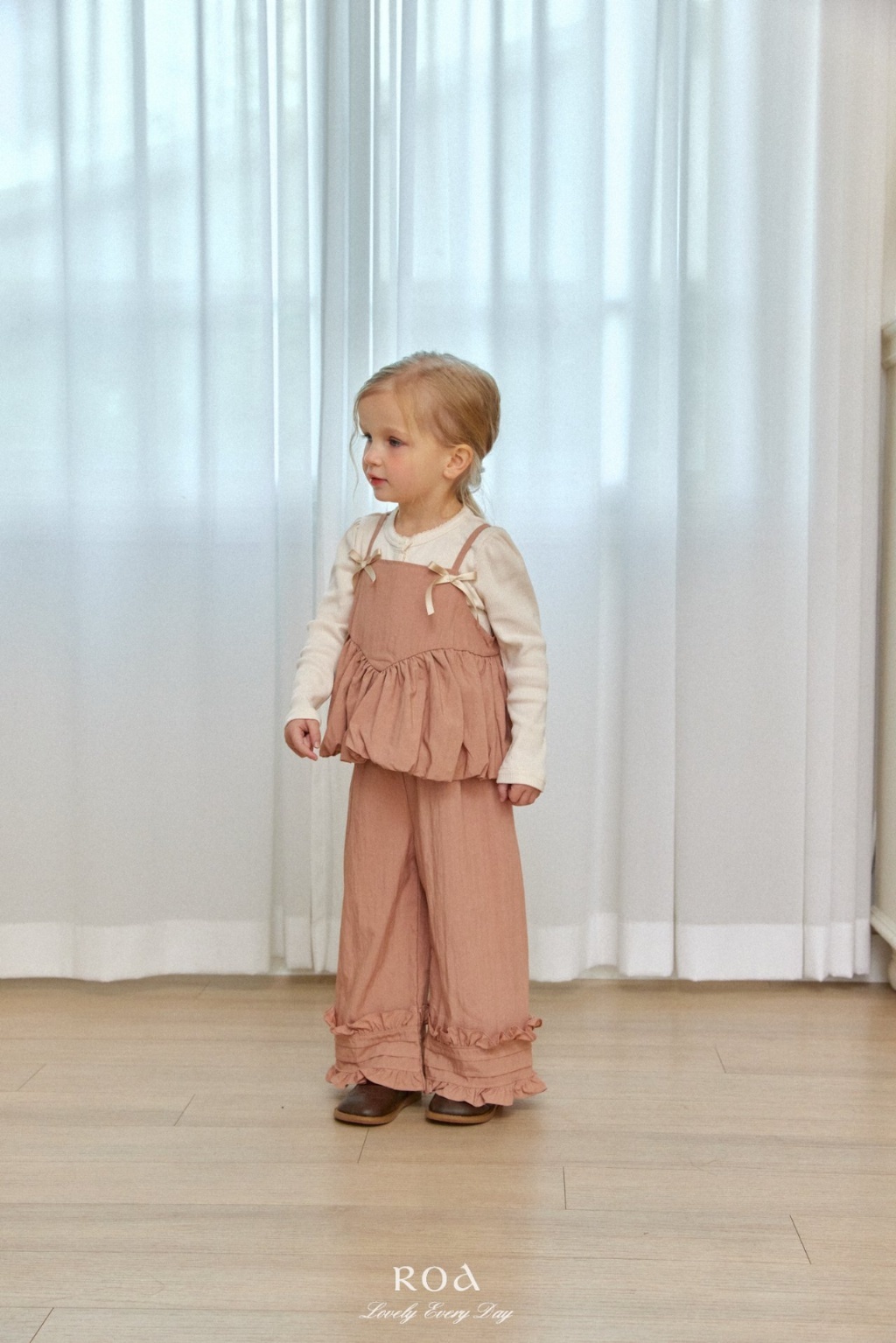 正韓春ROA 兩色蝴蝶結吊帶花苞套裝