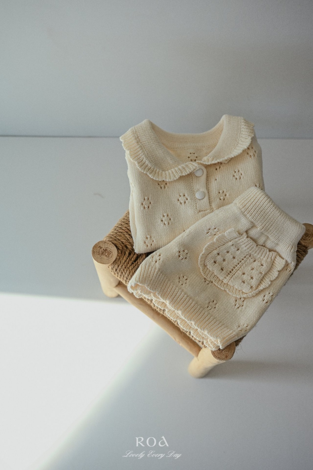 正韓春ROA 米白摟空針織短褲套裝